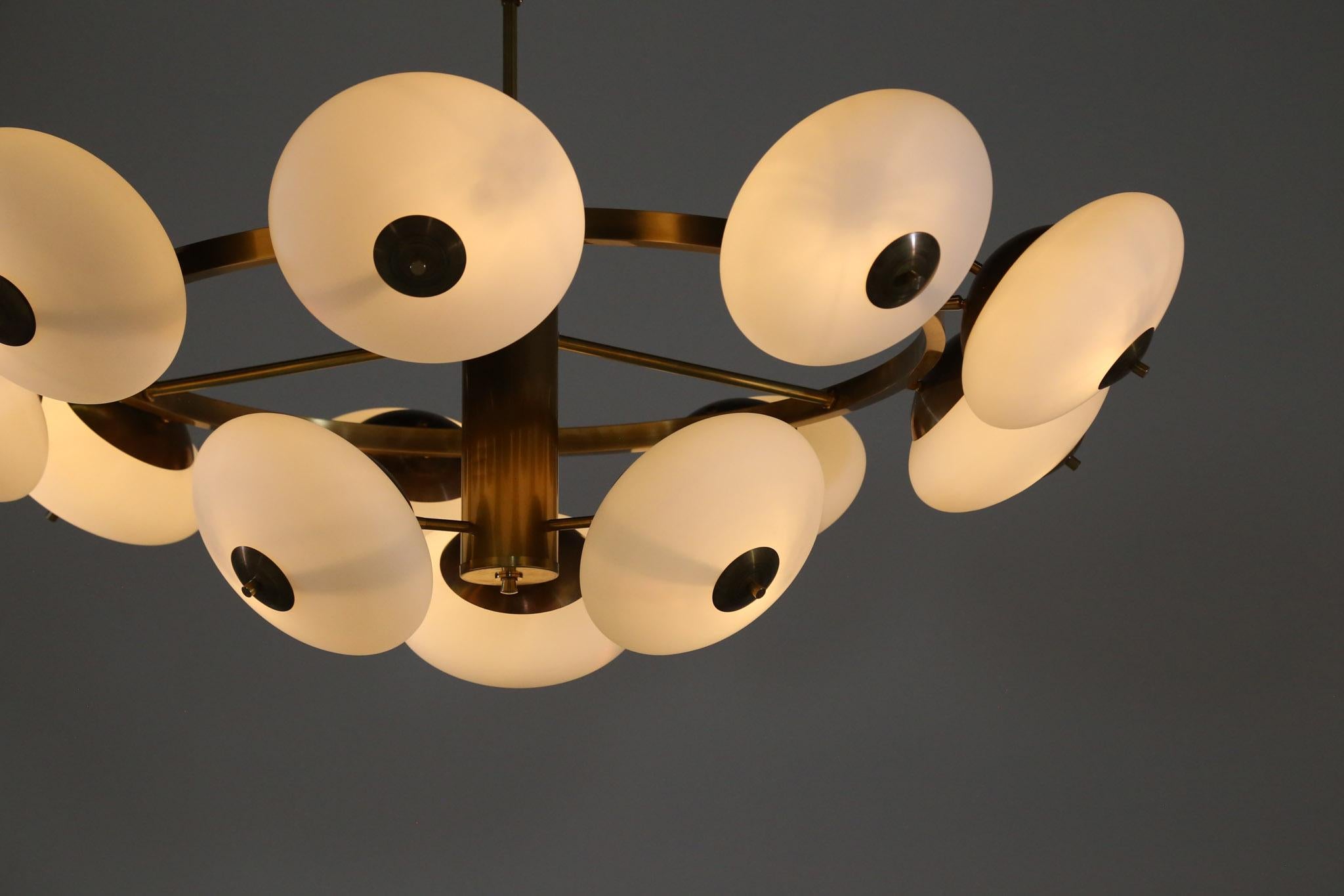 Großer moderner italienischer Kronleuchter mit 12 Opalglasgläsern, Stilnovo-Stil im Angebot 4