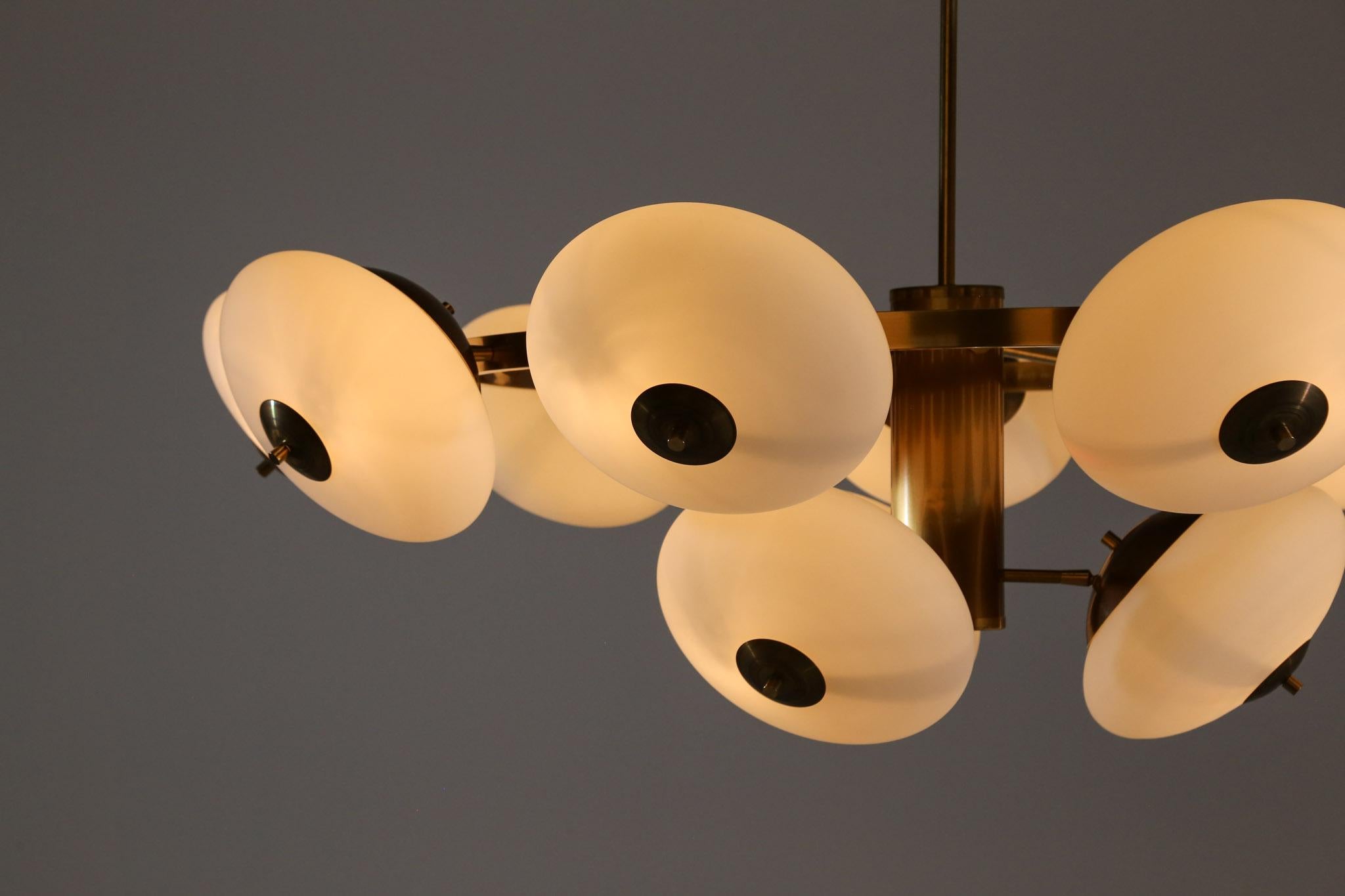 Großer moderner italienischer Kronleuchter mit 12 Opalglasgläsern, Stilnovo-Stil im Angebot 5