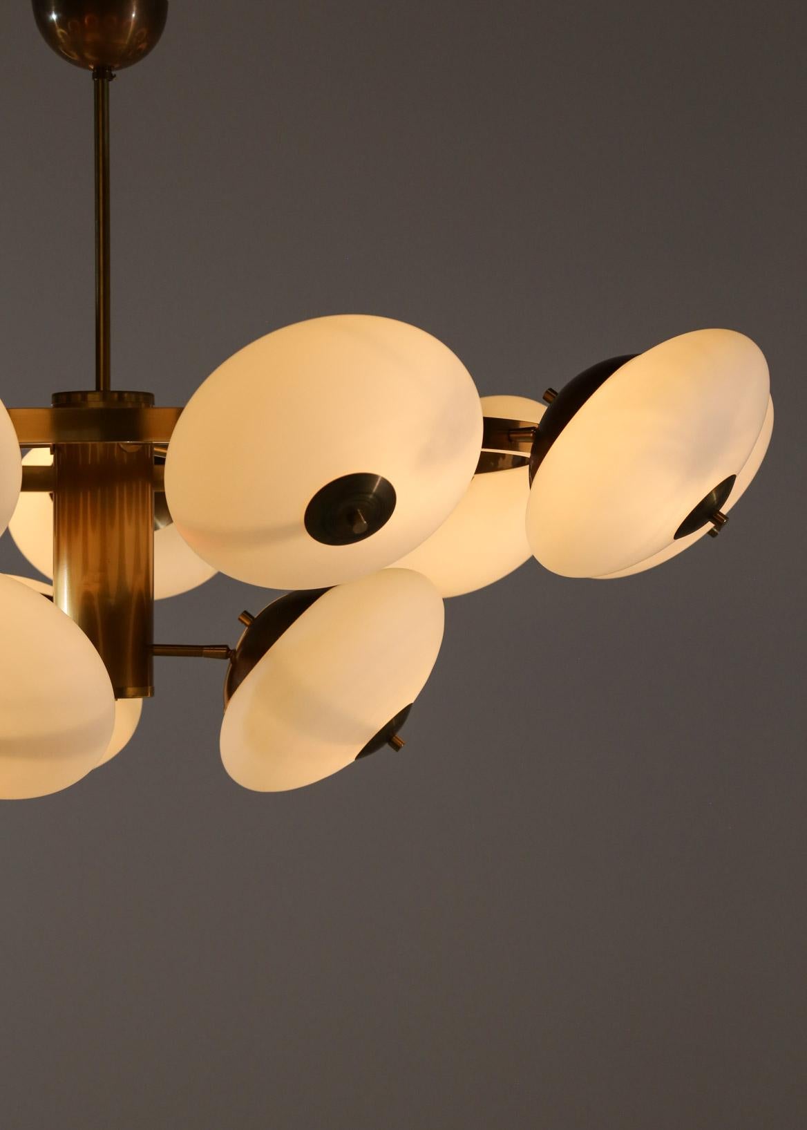 Großer moderner italienischer Kronleuchter mit 12 Opalglasgläsern, Stilnovo-Stil im Angebot 6
