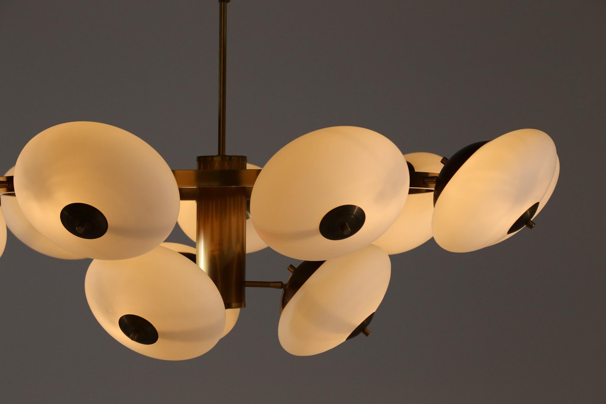 Großer moderner italienischer Kronleuchter mit 12 Opalglasgläsern, Stilnovo-Stil im Angebot 7