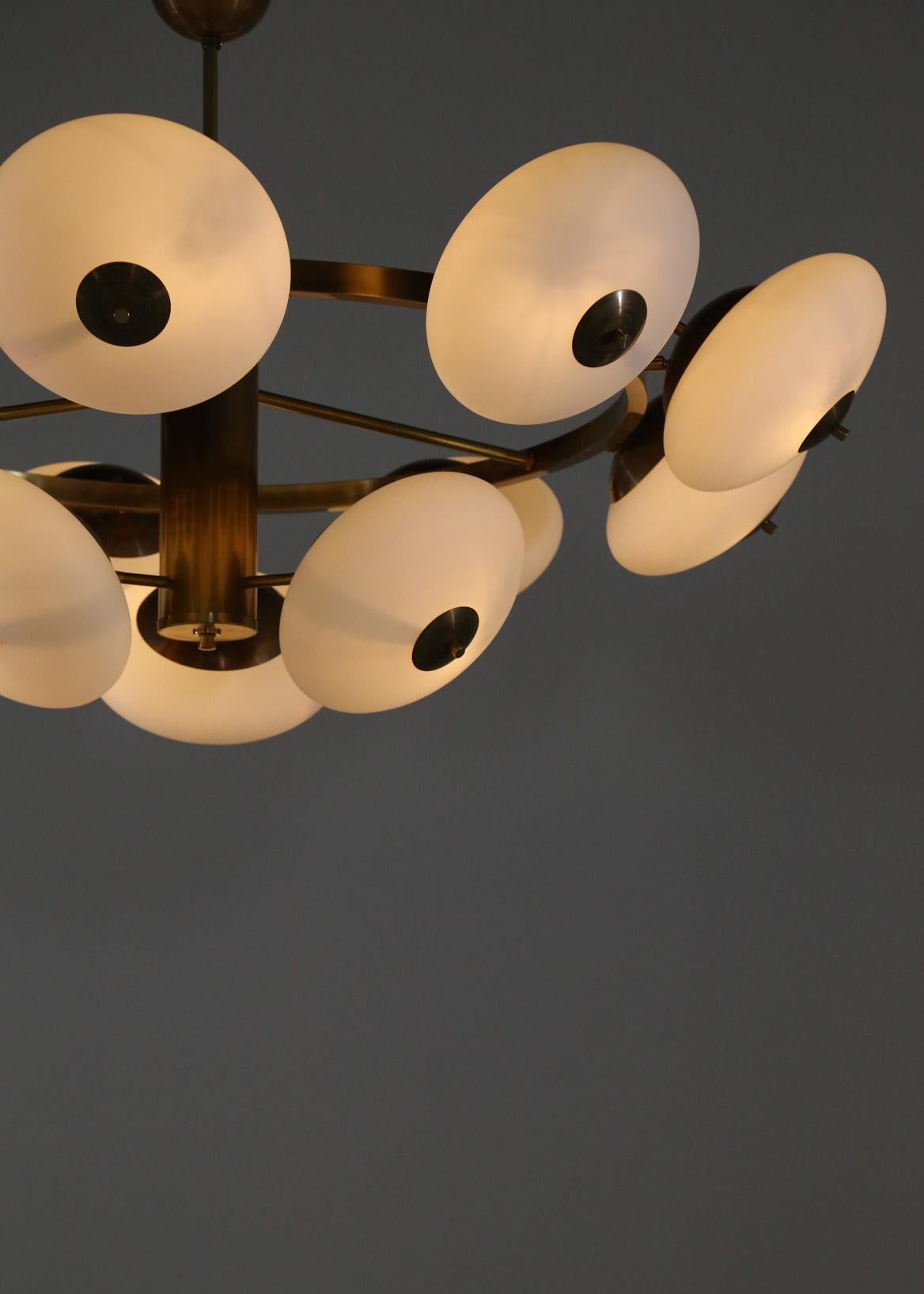 Großer moderner italienischer Kronleuchter mit 12 Opalglasgläsern, Stilnovo-Stil im Angebot 8