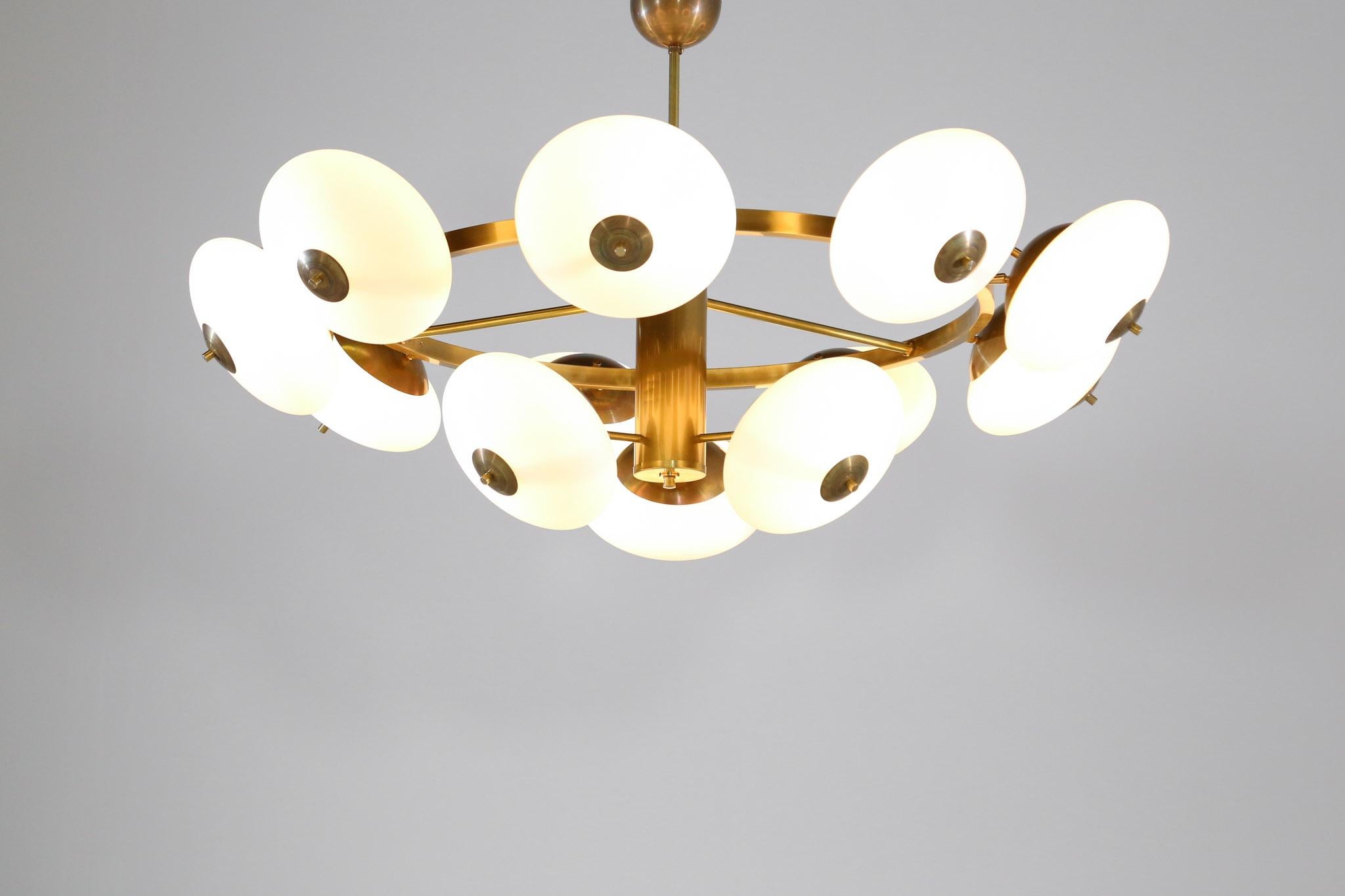 Großer moderner italienischer Kronleuchter mit 12 Opalglasgläsern, Stilnovo-Stil (Moderne der Mitte des Jahrhunderts) im Angebot