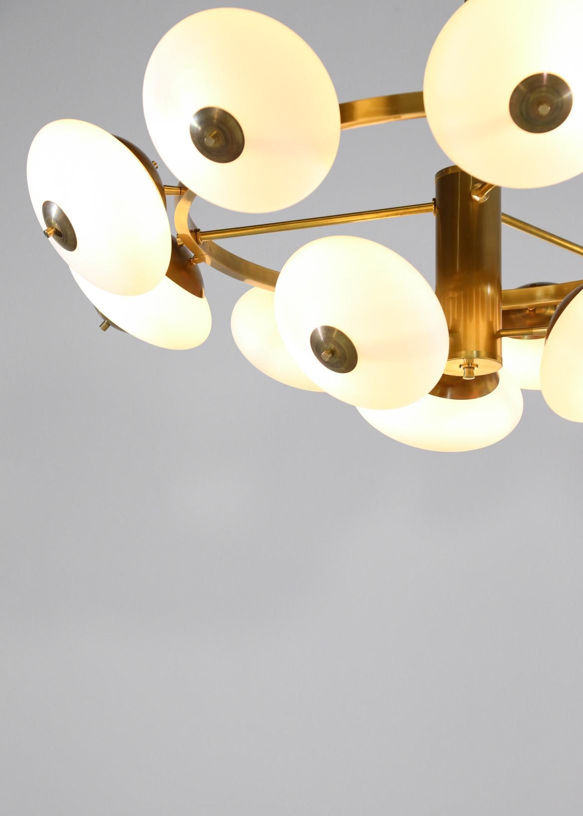 Großer moderner italienischer Kronleuchter mit 12 Opalglasgläsern, Stilnovo-Stil im Zustand „Neu“ im Angebot in Ternay, Auvergne-Rhône-Alpes