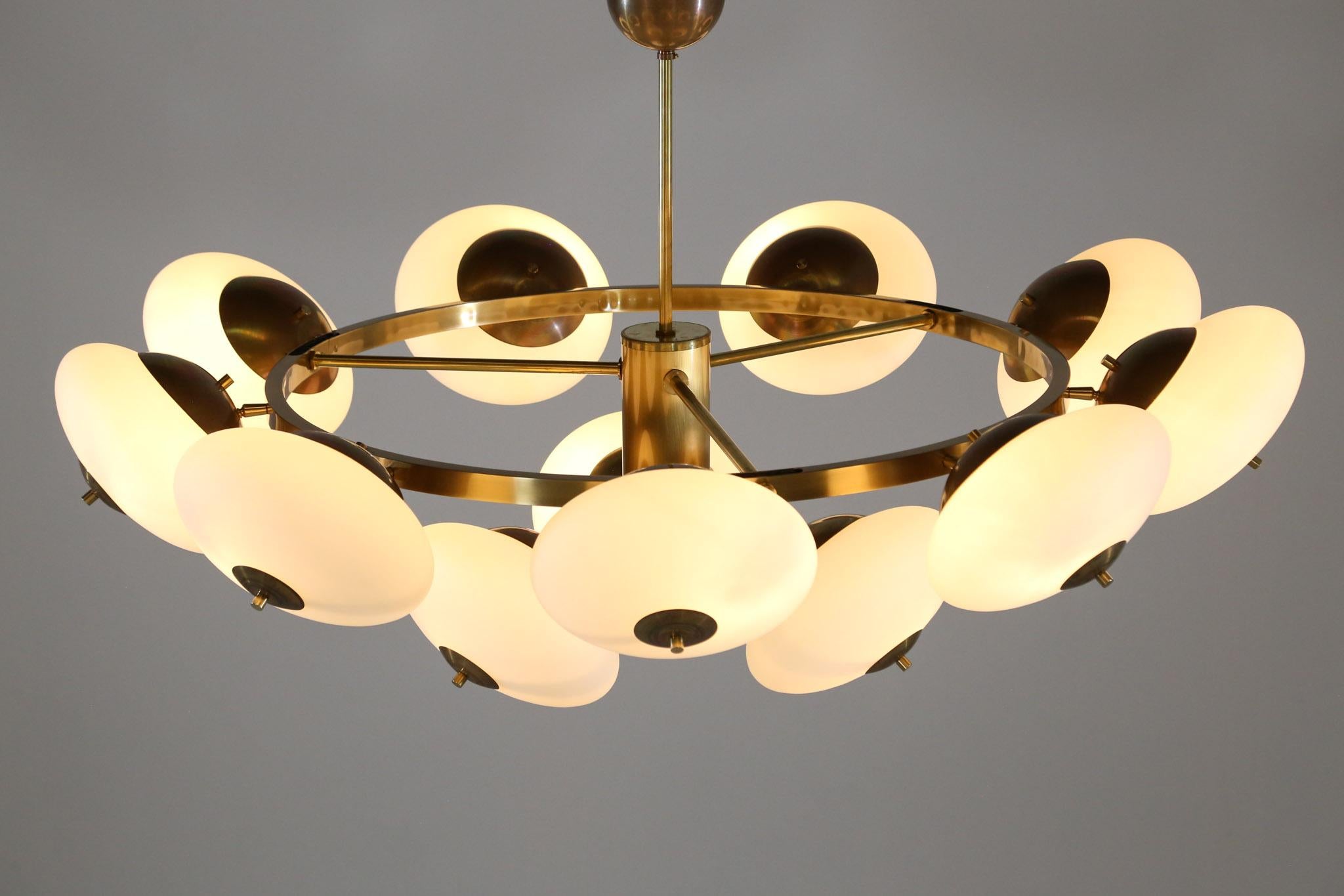 Großer moderner italienischer Kronleuchter mit 12 Opalglasgläsern, Stilnovo-Stil (21. Jahrhundert und zeitgenössisch) im Angebot