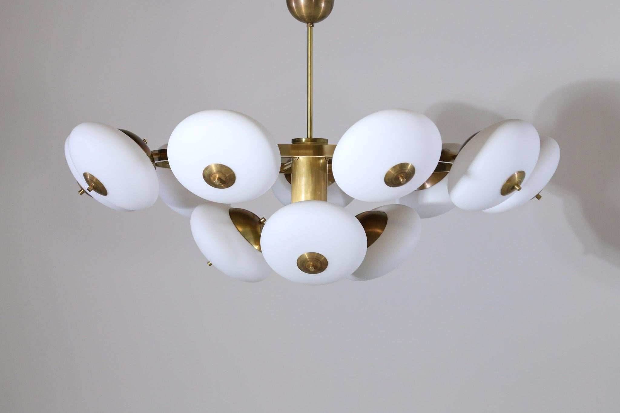 Großer moderner italienischer Kronleuchter mit 12 Opalglasgläsern, Stilnovo-Stil (Messing) im Angebot