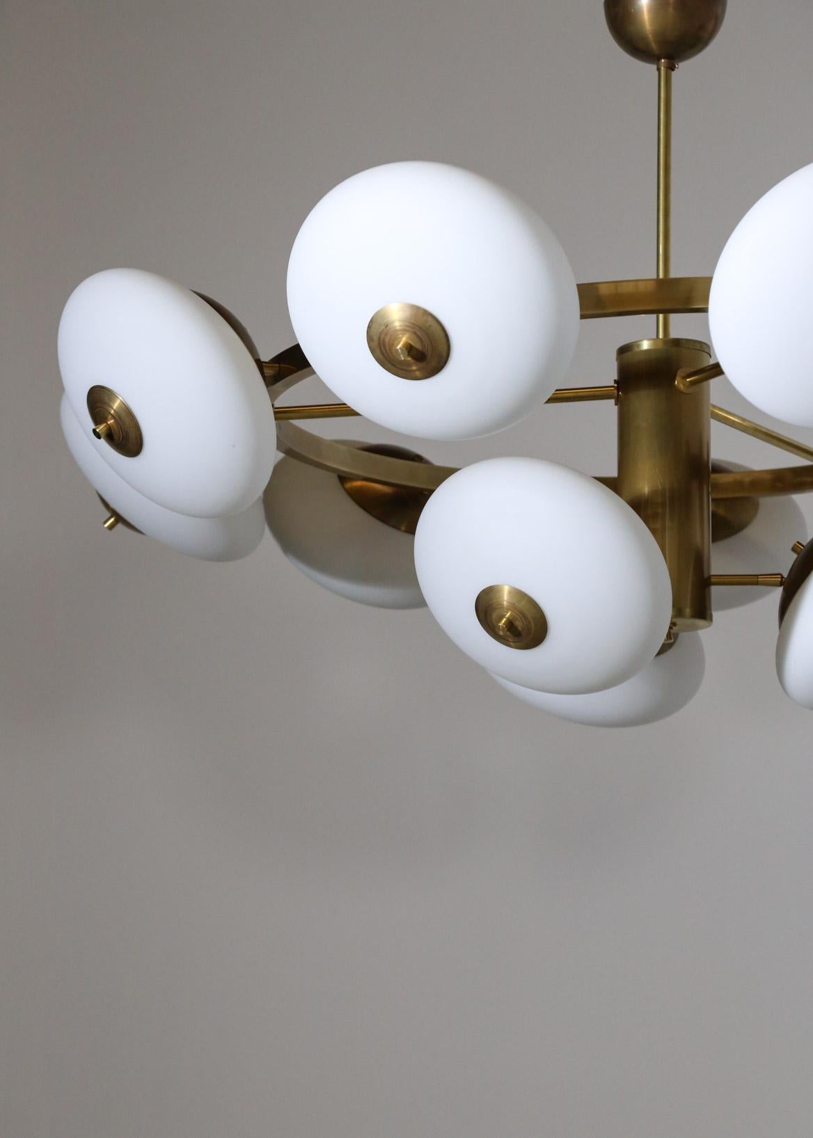 Großer moderner italienischer Kronleuchter mit 12 Opalglasgläsern, Stilnovo-Stil im Angebot 1