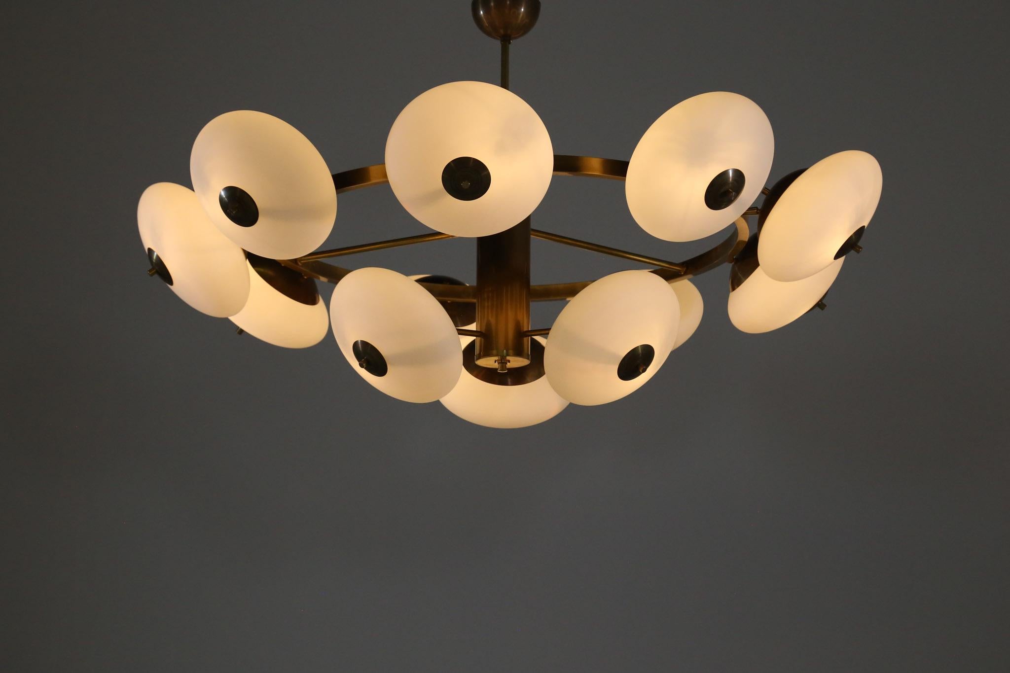 Großer moderner italienischer Kronleuchter mit 12 Opalglasgläsern, Stilnovo-Stil im Angebot 2