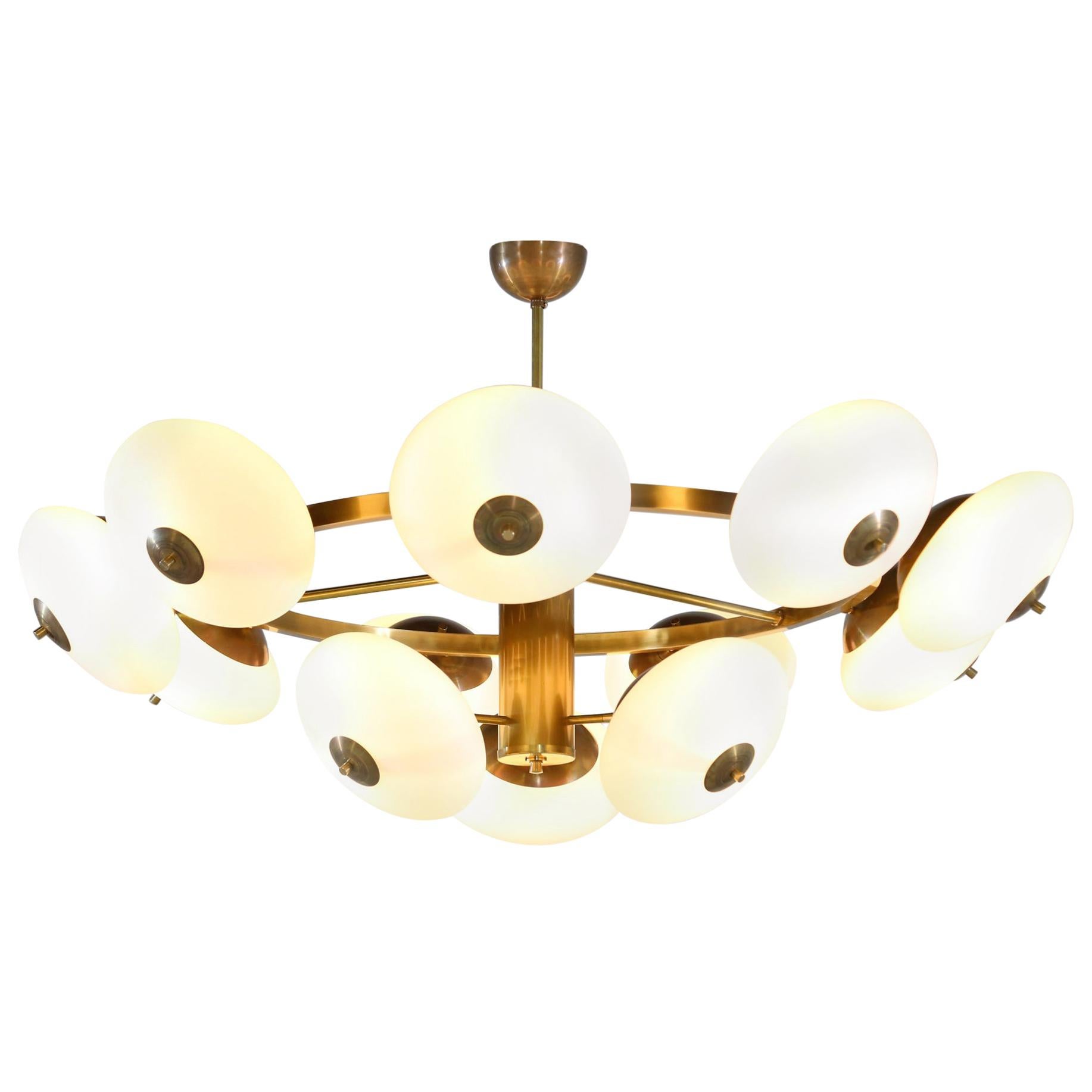 Grande lampadario moderno italiano 12 vetri opalini, stile Stilnovo