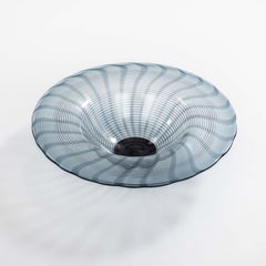 Grande e moderna ciotola in vetro di Murano, di colore blu-grigio, firmata Paolo Crepax, anni ’90