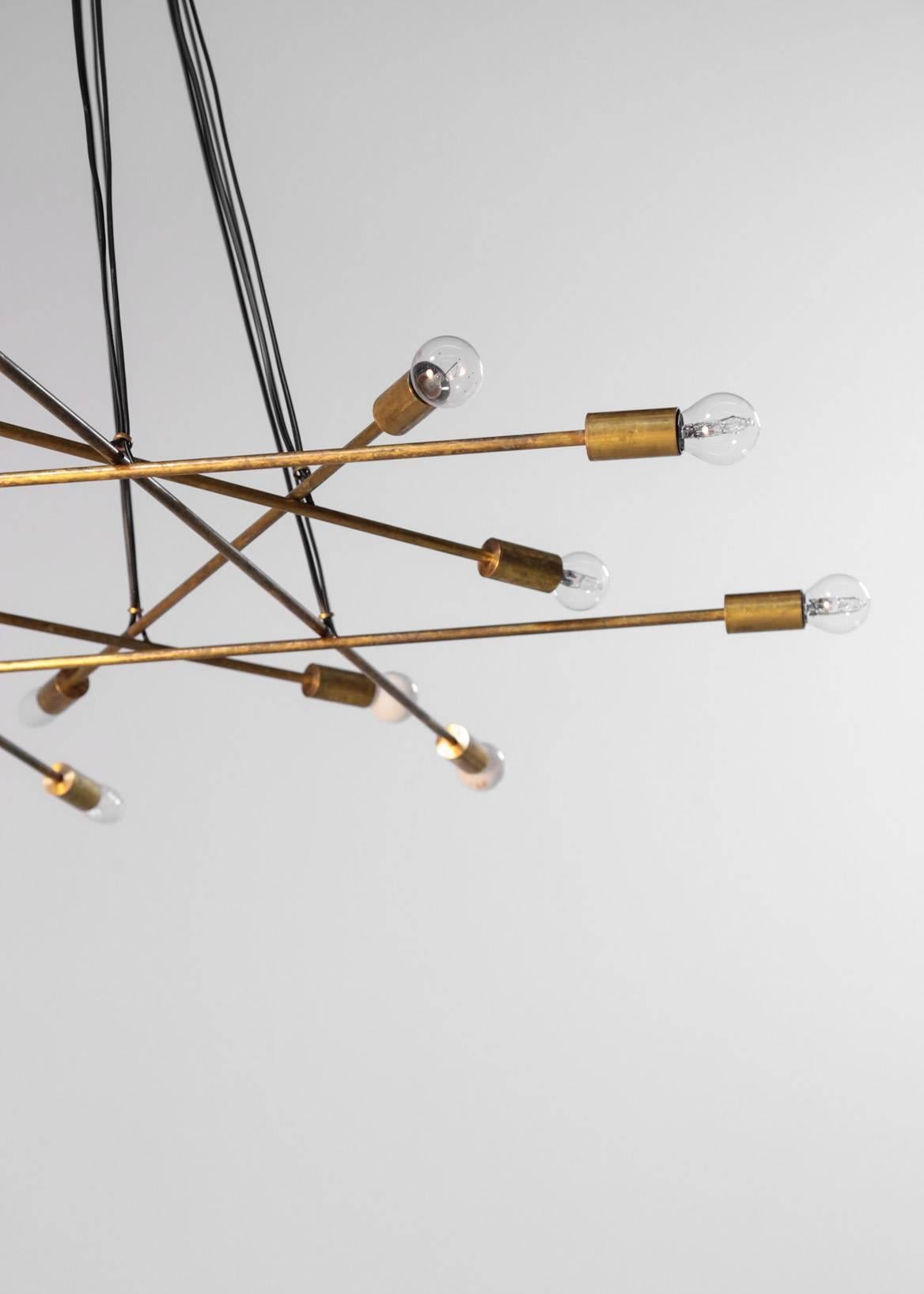 Magnifique pendentif/chandelier moderne de style Gino Sarfatti, structure composée de huit bras en laiton, deux lumières sur chacun d'eux.
Seize lumières, ampoule E14.