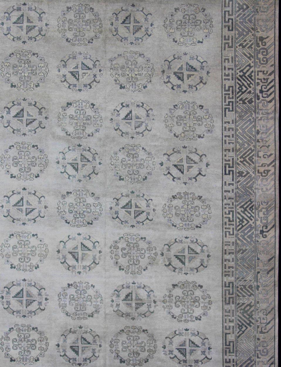 Großer Khotan-Teppich mit silberner, grauer, blaugrauer, anthrazitfarbener und neutraler Farbpalette und Allover-Medaillon-Muster, Teppich OB-9356765, Herkunftsland/Typ: Indien/ Khotan

Dieser handgeknüpfte Khotan-Teppich weist ein schönes 