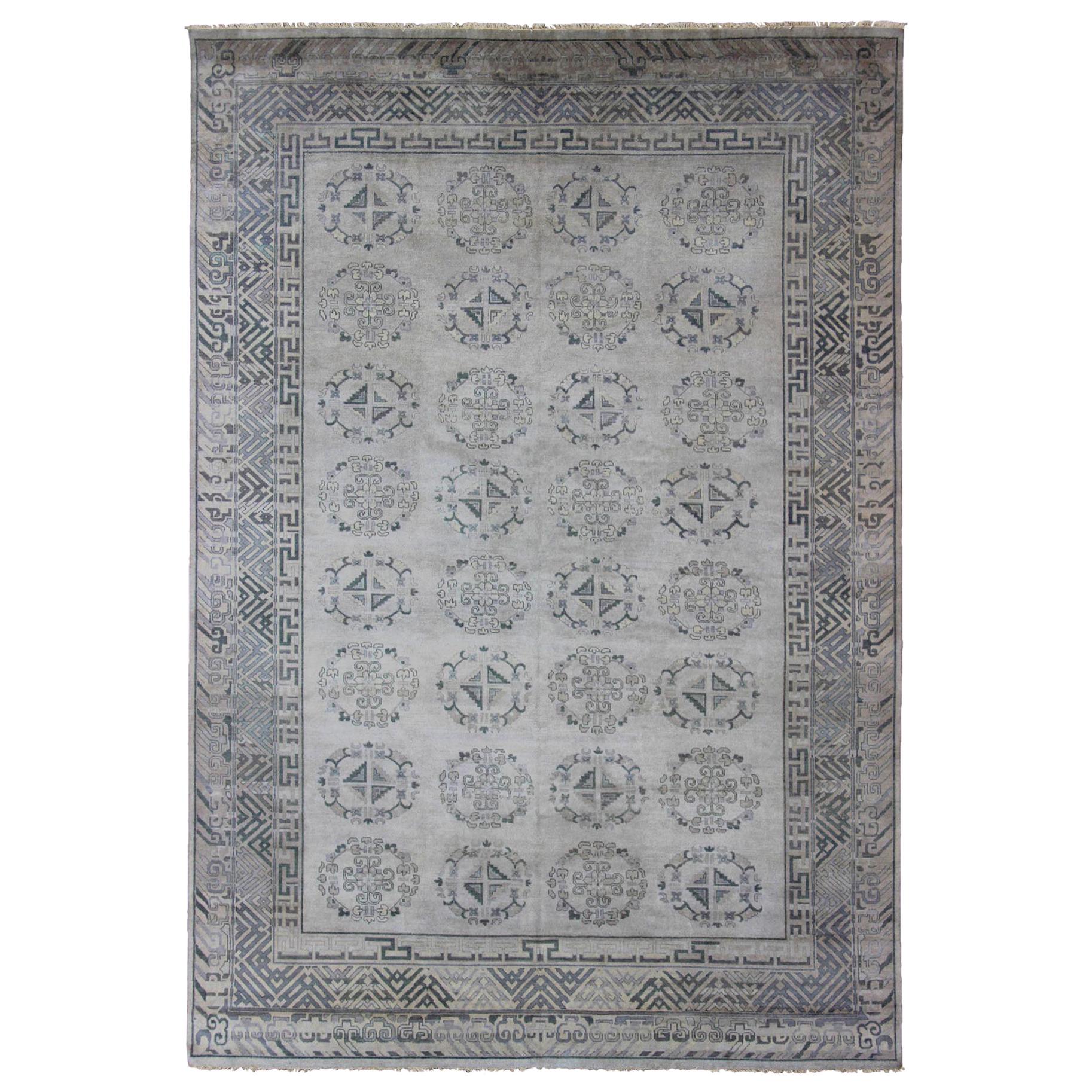 Großes modernes Khotan-Design in Grau, Silber und Graublau mit Allover-Design im Angebot