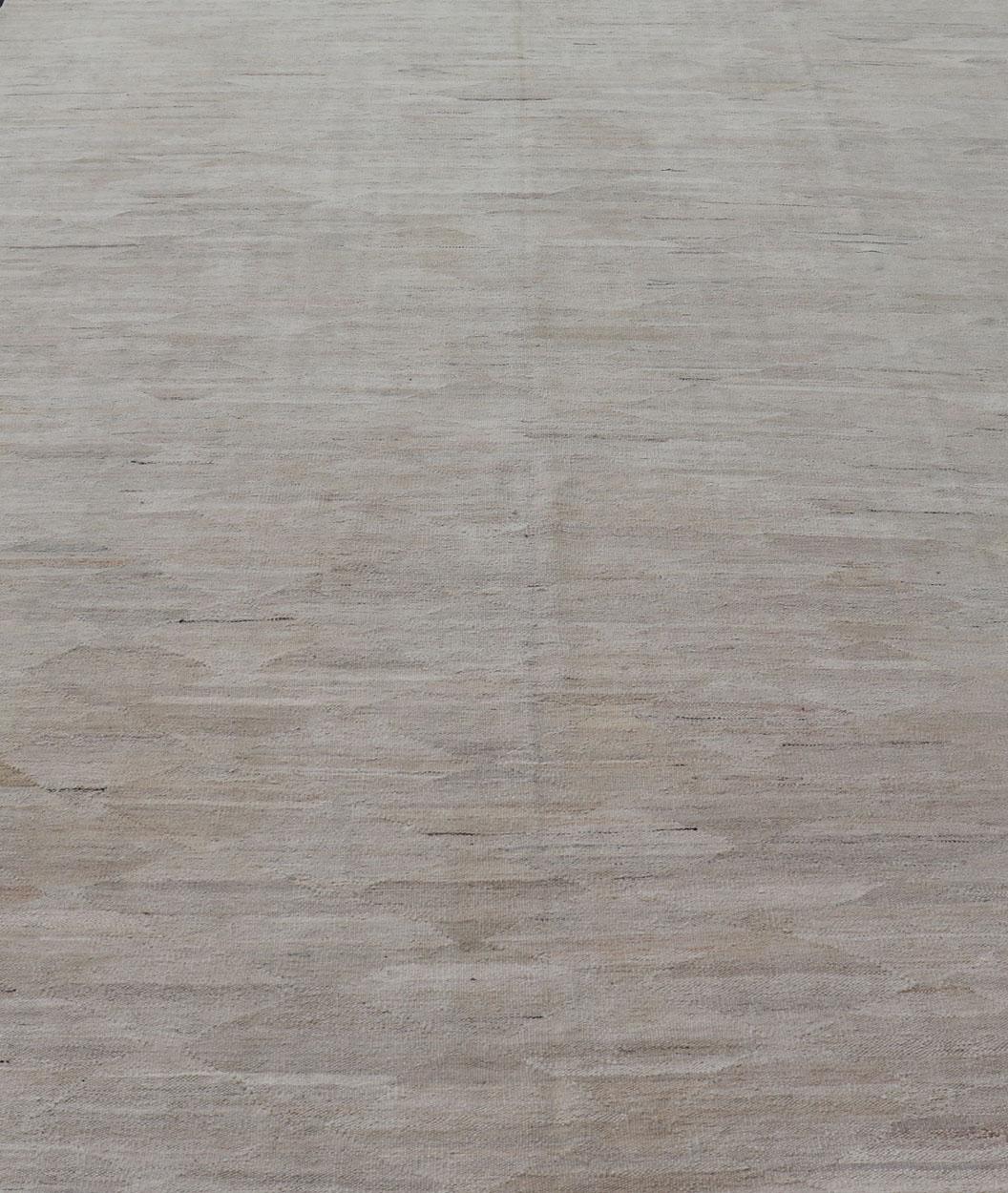 Großer moderner Kelim in neutralem Creme mit frei fließendem Design (21. Jahrhundert und zeitgenössisch) im Angebot