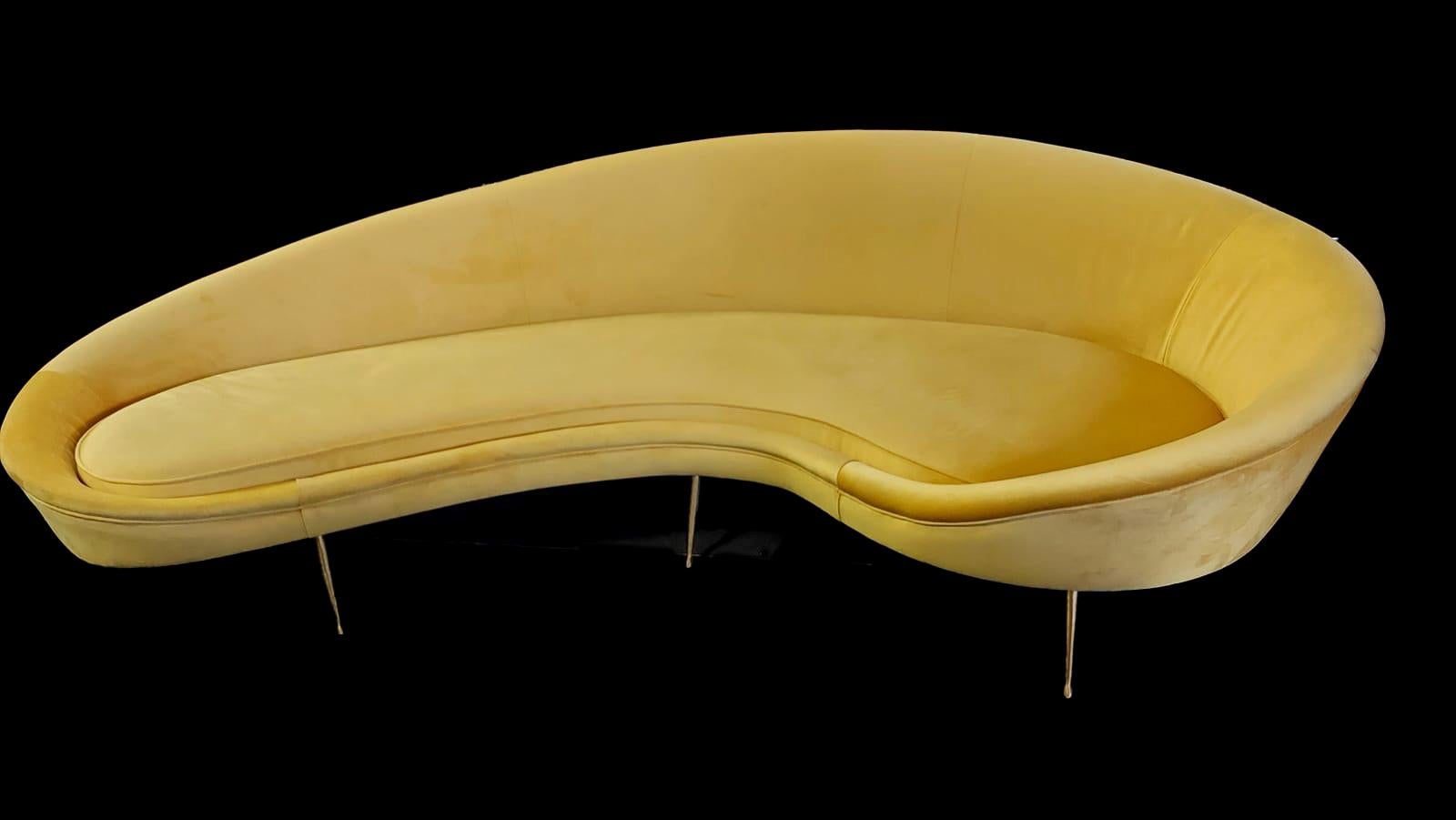 Modernes italienisches Canapè oder Sofa in ovaler Form mit Messingbeinen und gelber Polsterung in perfektem Zustand.