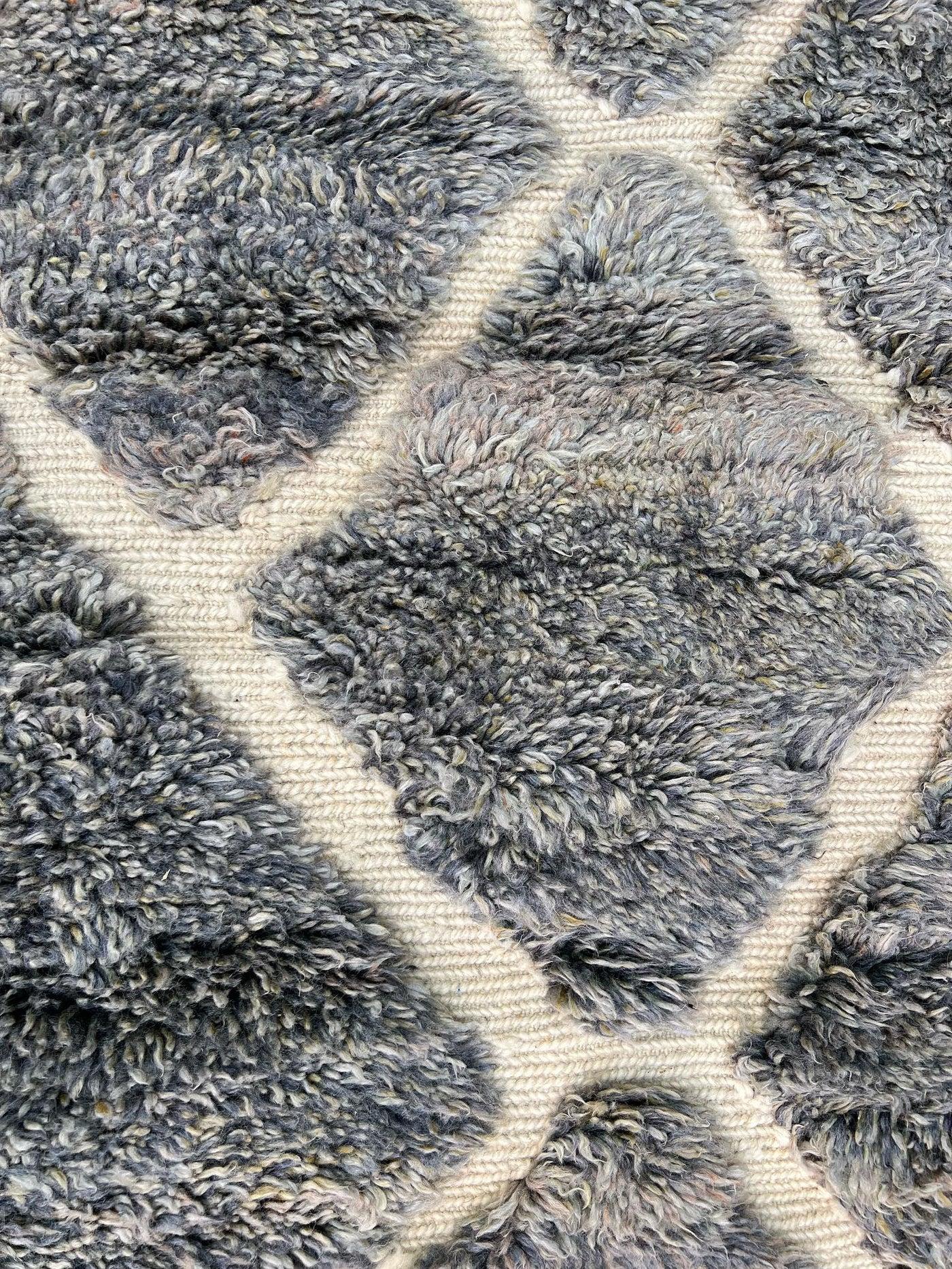 Großer moderner monochromatischer blauer marokkanischer Beni M'Rirt Teppich mit eingraviertem Design im Angebot 2