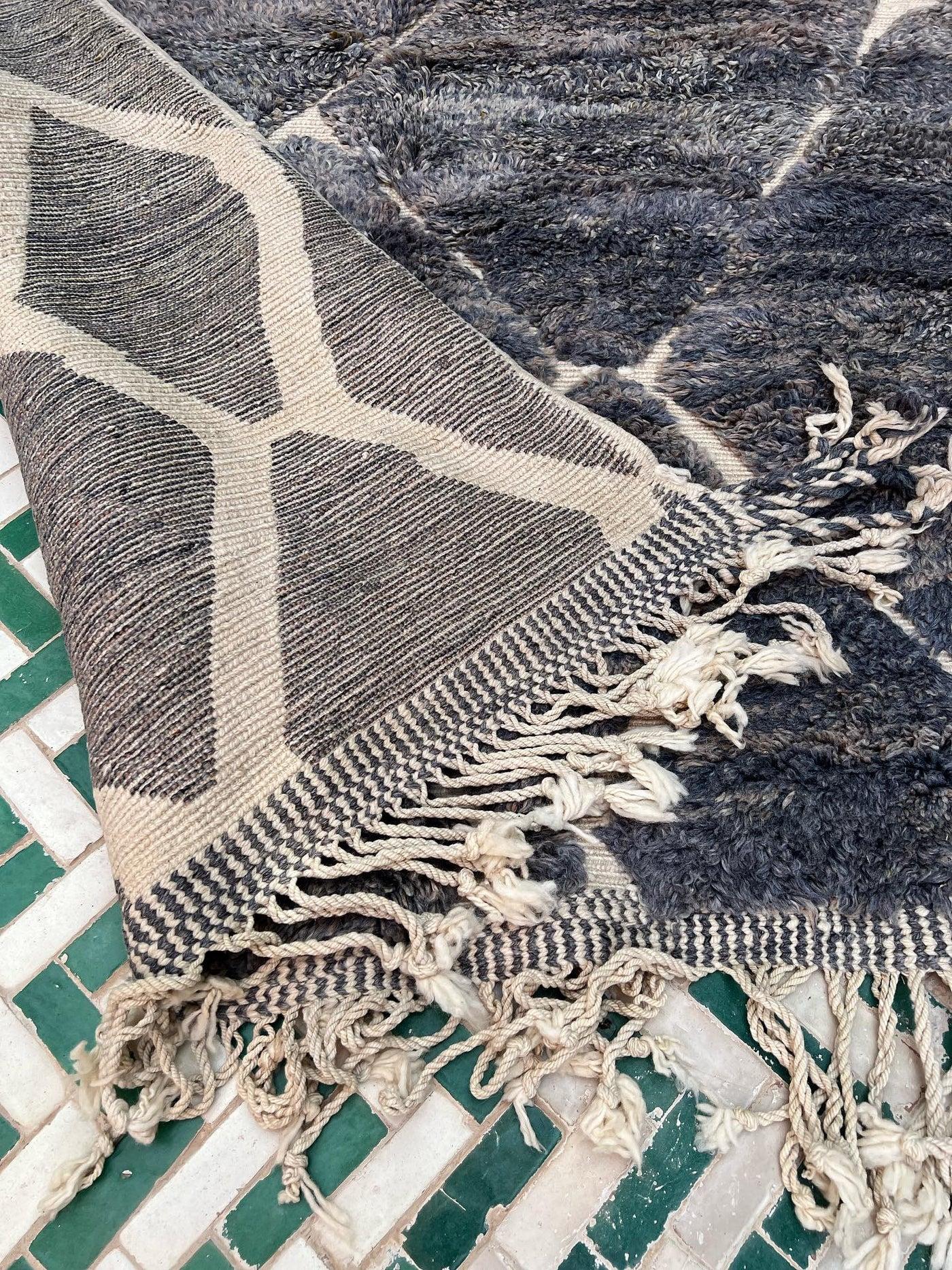 Großer moderner monochromatischer blauer marokkanischer Beni M'Rirt Teppich mit eingraviertem Design im Angebot 3