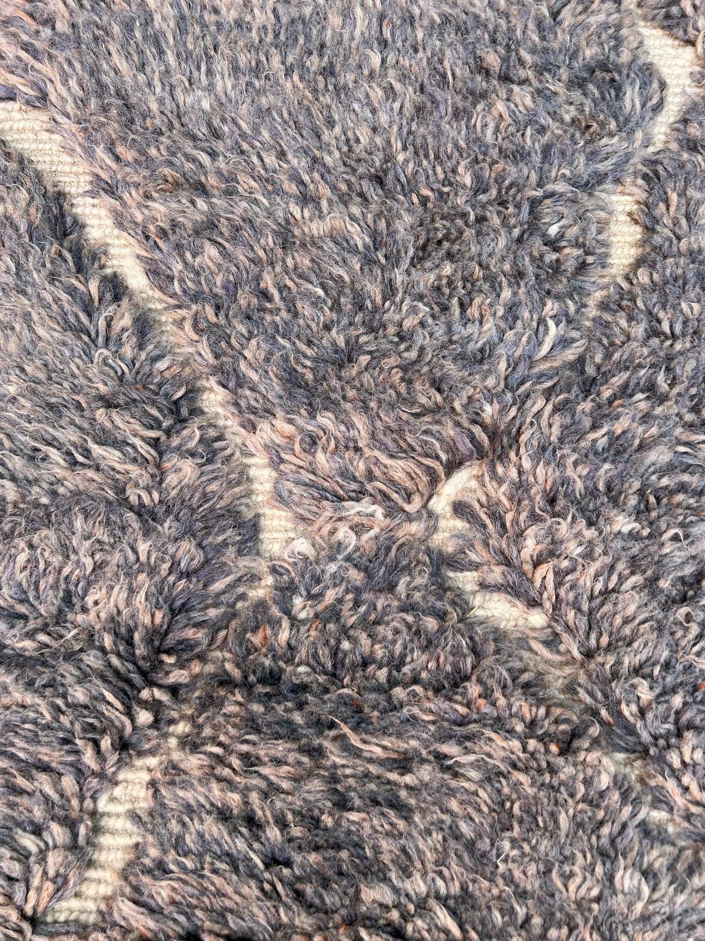 Großer moderner monochromatischer blauer marokkanischer Beni M'Rirt Teppich mit eingraviertem Design (21. Jahrhundert und zeitgenössisch) im Angebot
