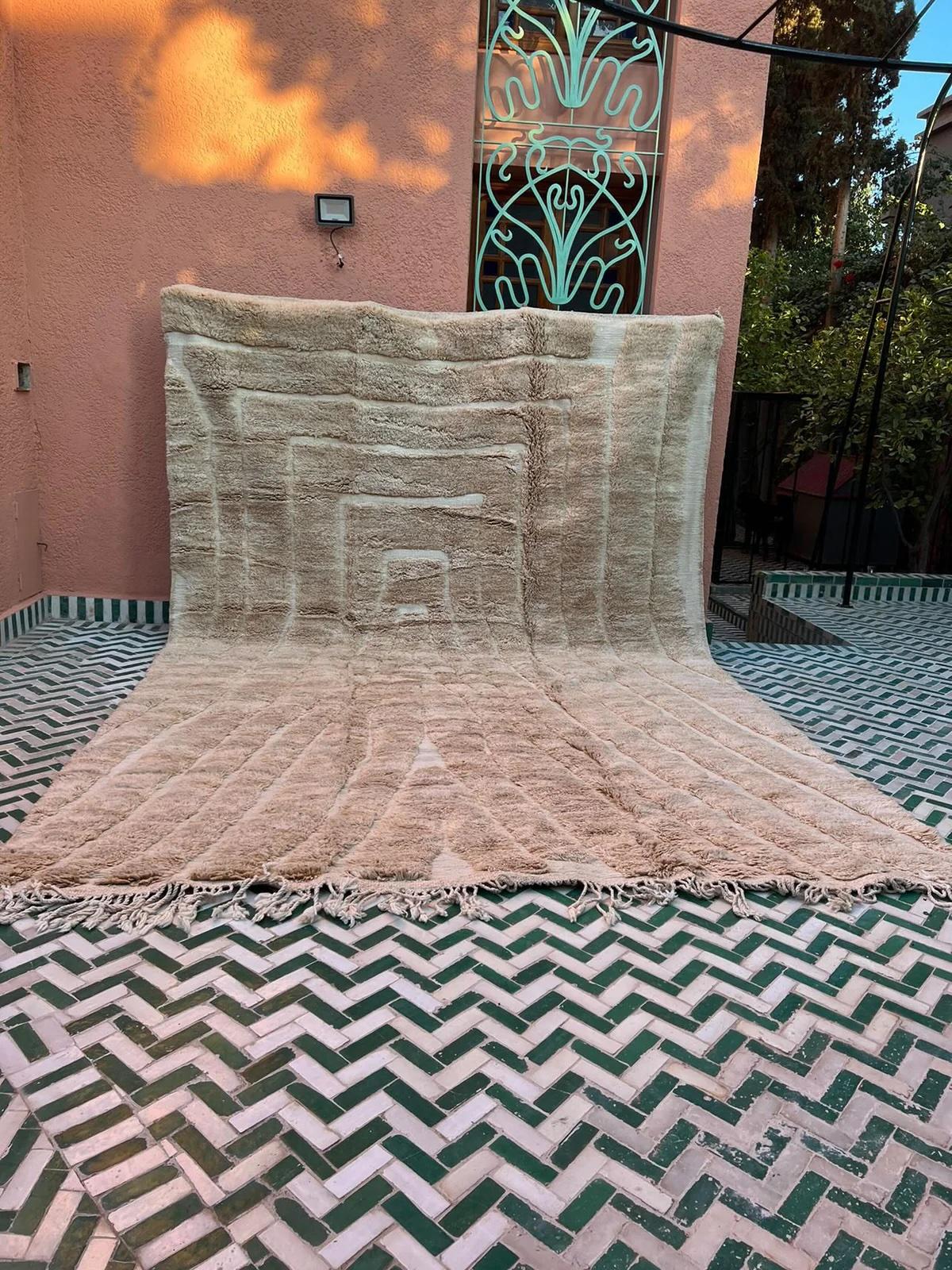 Questo grande tappeto marocchino, di colore grigio, è stato realizzato a mano su un telaio tradizionale da abili artigiani nelle montagne dell'Atlante. È realizzato con lana M'Rirt, ultra lussuosa e di alta qualità. Si tratta di un perfetto pezzo