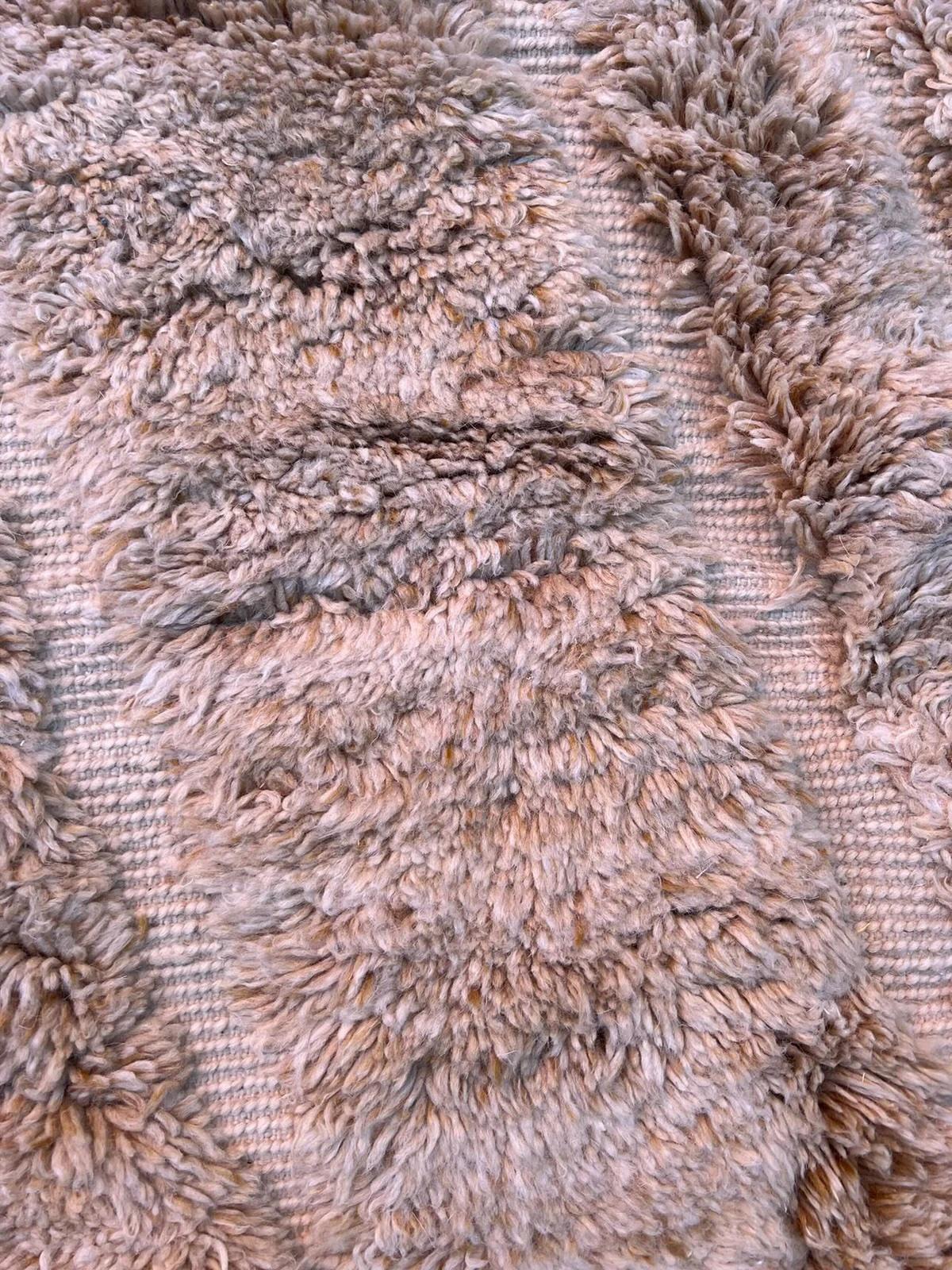 Tessuto Grande tappeto moderno monocromatico marrone marocchino Beni M'Rirt con disegno inciso in vendita