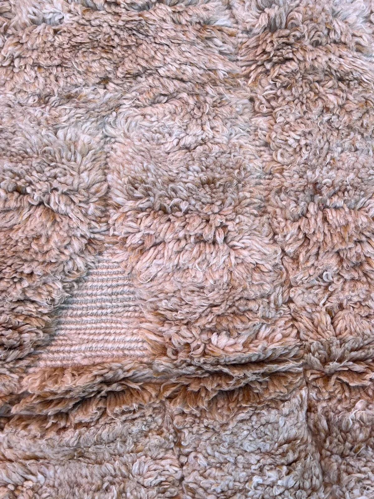 XXI secolo e contemporaneo Grande tappeto moderno monocromatico marrone marocchino Beni M'Rirt con disegno inciso in vendita