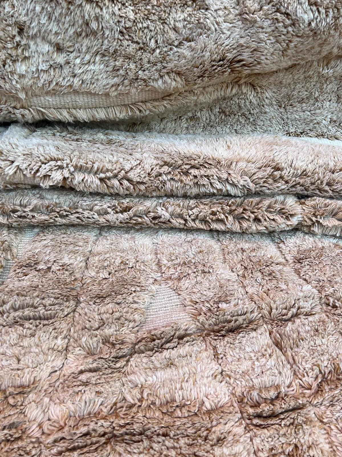 Lana Grande tappeto moderno monocromatico marrone marocchino Beni M'Rirt con disegno inciso in vendita