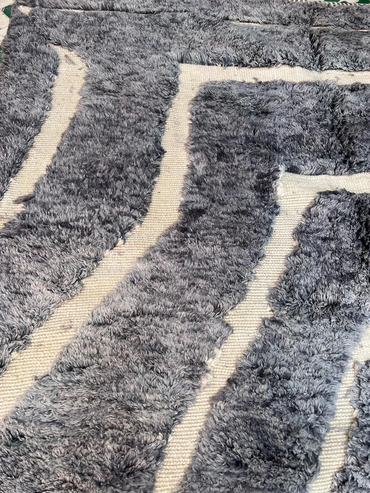 Grande tappeto moderno monocromatico grigio marocchino Beni M'Rirt con disegno inciso in vendita 2