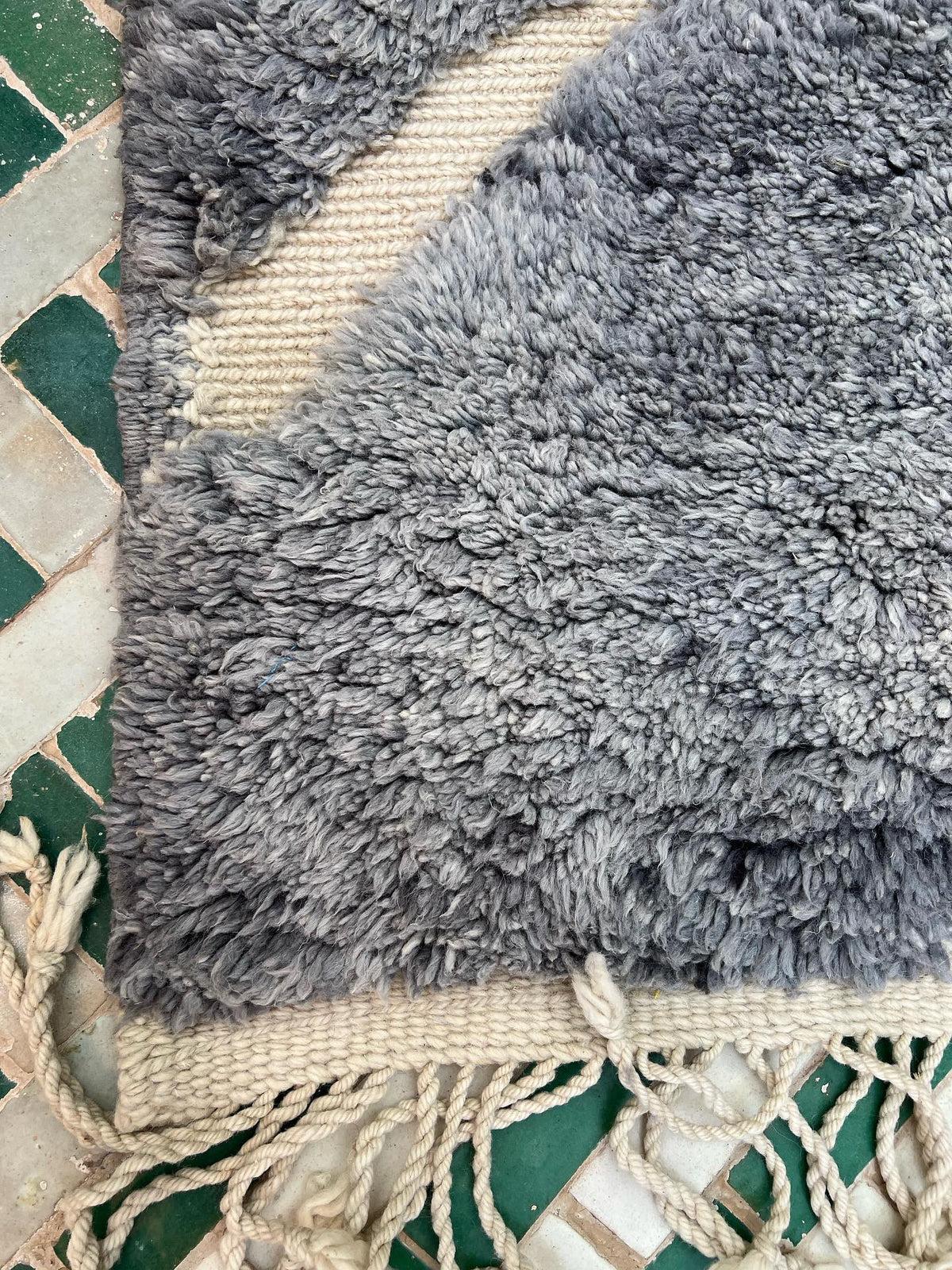 Grande tappeto moderno monocromatico grigio marocchino Beni M'Rirt con disegno inciso in vendita 3
