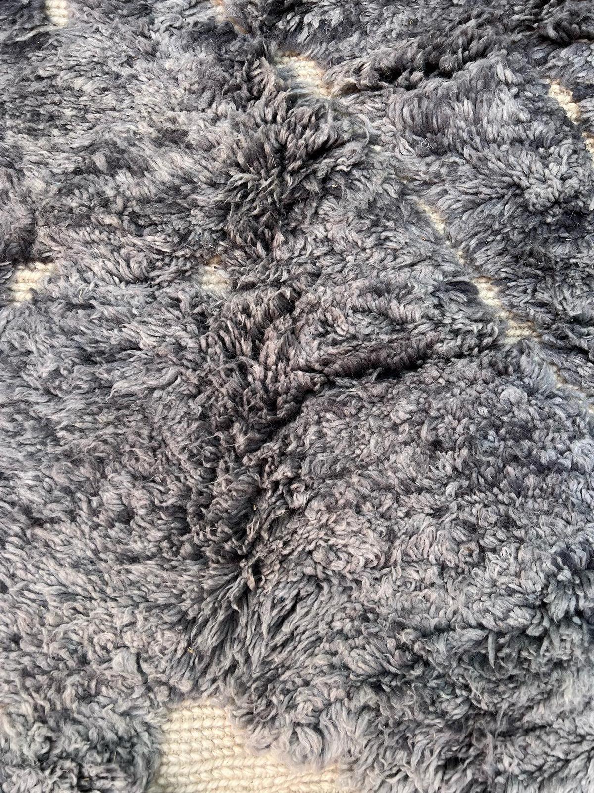 Tessuto Grande tappeto moderno monocromatico grigio marocchino Beni M'Rirt con disegno inciso in vendita