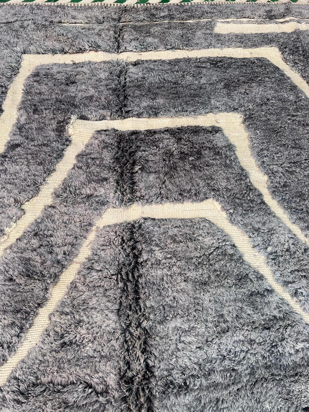 Grande tappeto moderno monocromatico grigio marocchino Beni M'Rirt con disegno inciso In condizioni Nuovo in vendita a Los Angeles, CA