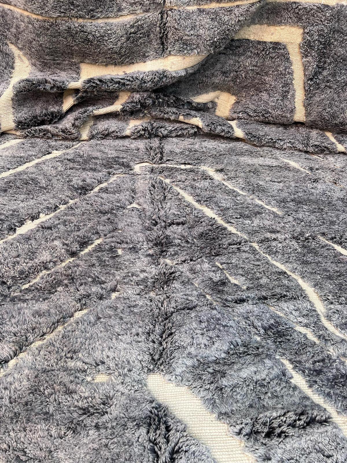 Grande tappeto moderno monocromatico grigio marocchino Beni M'Rirt con disegno inciso in vendita 1