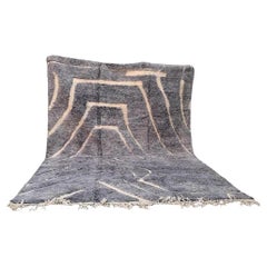 Alfombra grande monocromática gris marroquí Beni M'Rirt con diseño grabado
