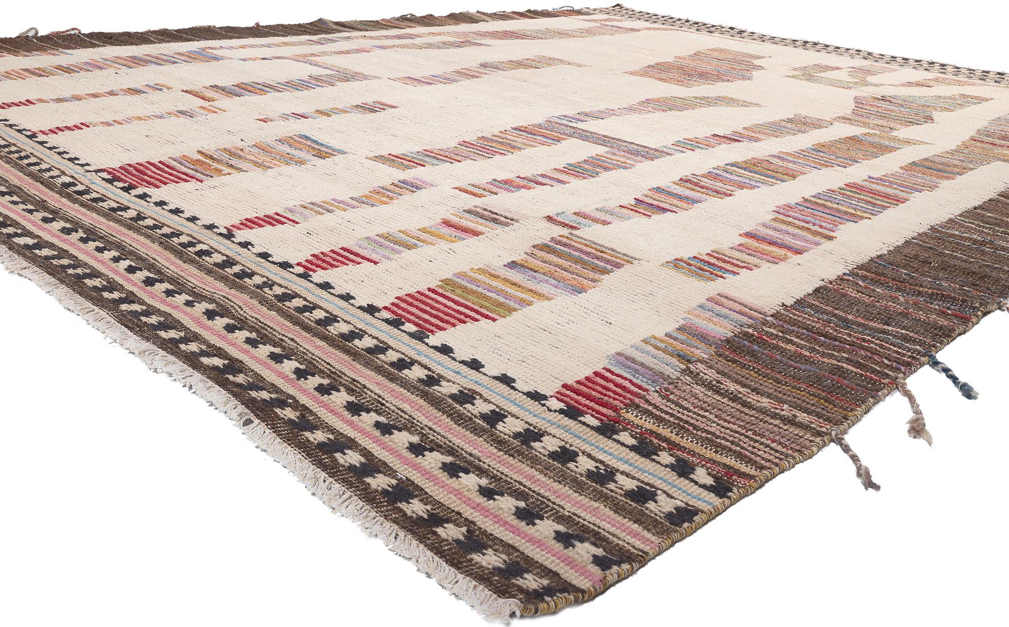 81010 Moderner marokkanischer Teppich mit erdfarbenen Tönen, 10'04 x 13'09. Dieser moderne marokkanische Teppich versprüht nomadischen Charme mit unglaublichen Details und Texturen und verleiht dem Raum einen gepflegten, zeitlosen Look, der ein