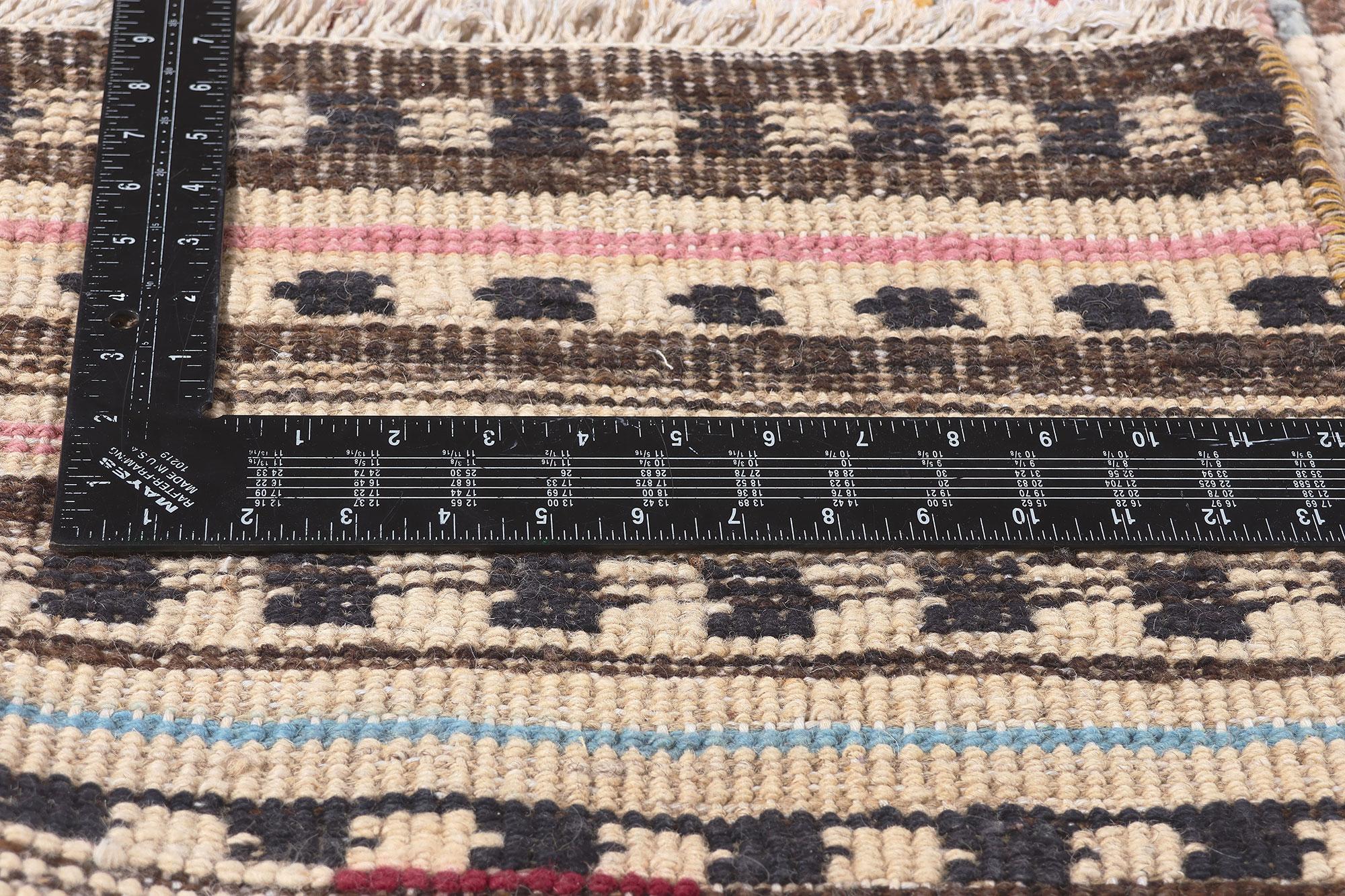 Großer moderner marokkanischer Teppich mit kurzen Flors und erdfarbenen Farben im Zustand „Neu“ im Angebot in Dallas, TX