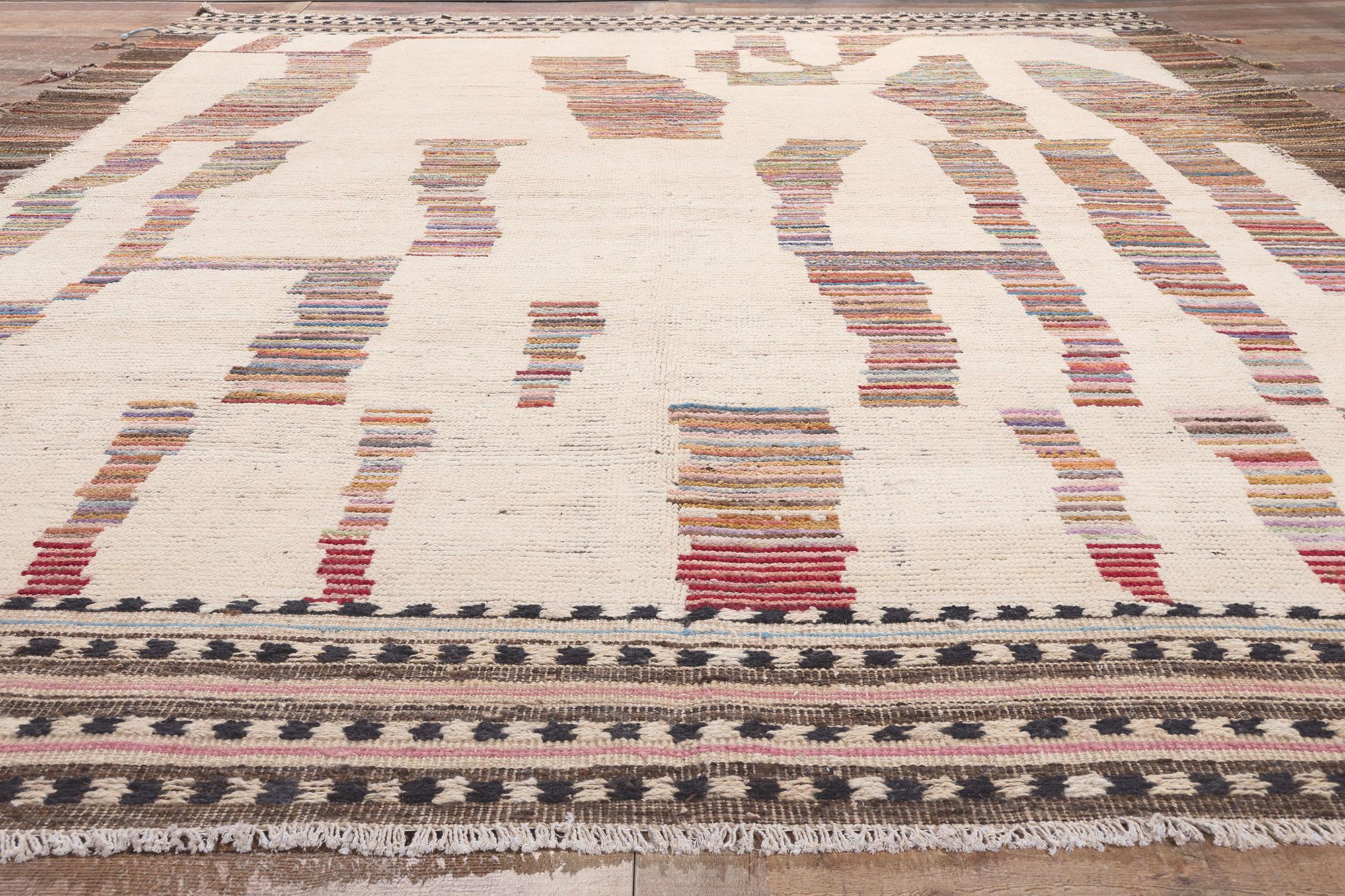 Großer moderner marokkanischer Teppich mit kurzen Flors und erdfarbenen Farben (Wolle) im Angebot