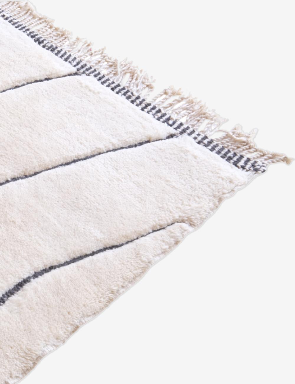 Grand tapis marocain moderne Beni M'Rirt avec design gravé en noir dans une laine crème en vente 2