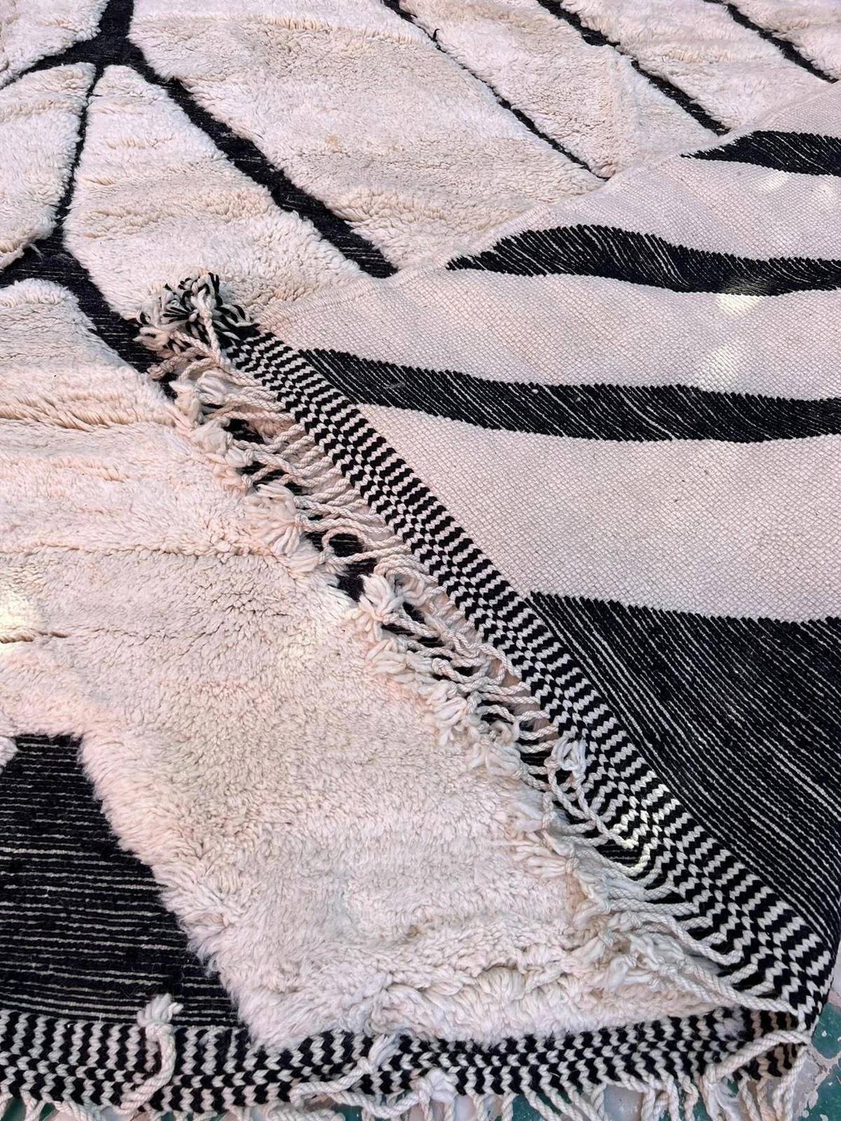 Grand tapis marocain moderne Beni M'Rirt avec design gravé en noir dans une laine crème en vente 2