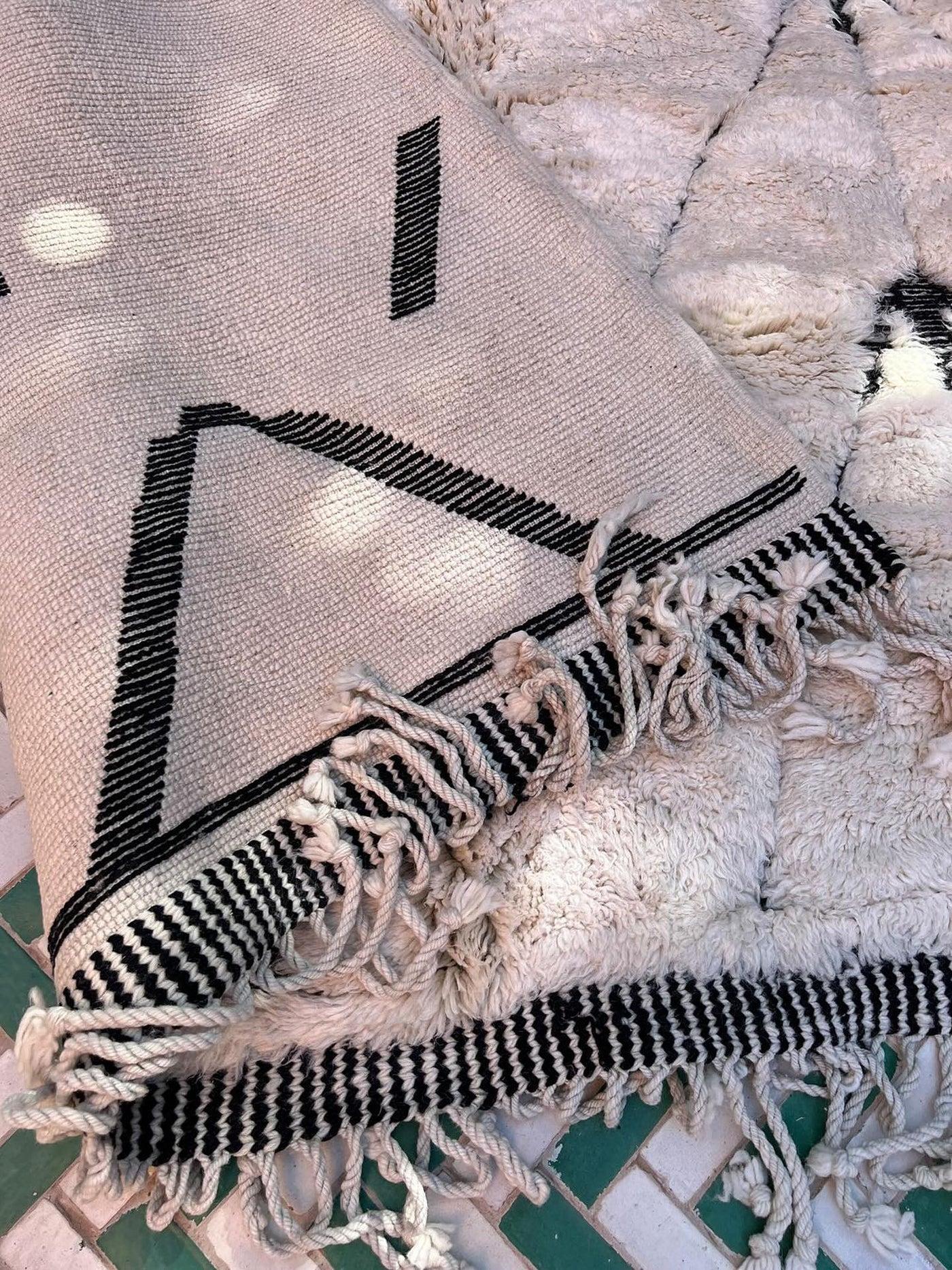 Grand tapis marocain moderne Beni M'Rirt avec design gravé en noir dans une laine crème en vente 2