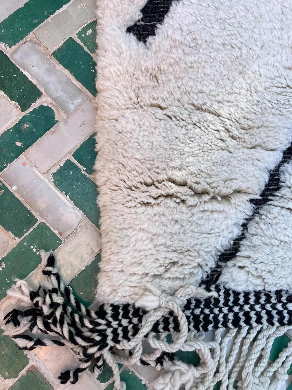 Grand tapis marocain moderne Beni M'Rirt avec design gravé en noir dans une laine crème en vente 3
