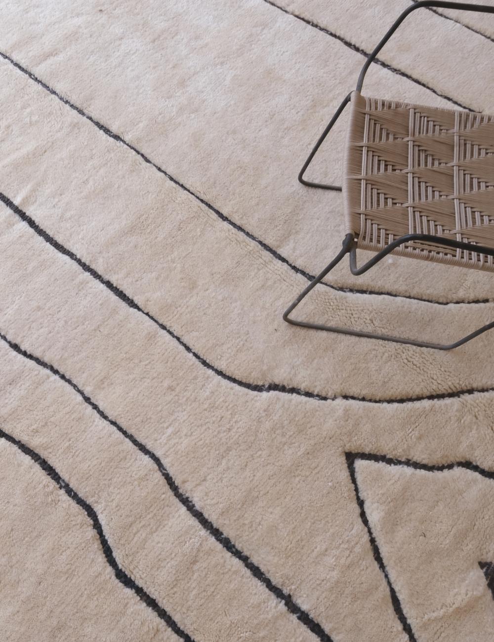 Moderne Grand tapis marocain moderne Beni M'Rirt avec design gravé en noir dans une laine crème en vente