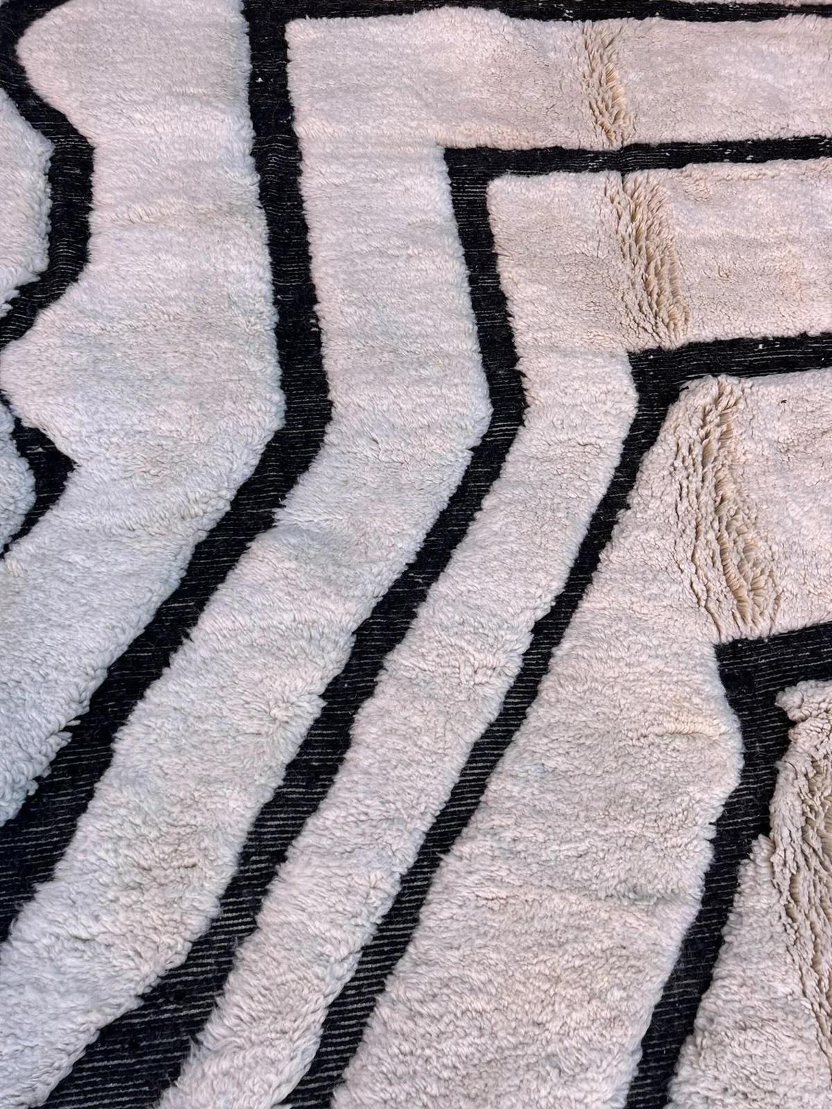 Moderne Grand tapis marocain moderne Beni M'Rirt avec design gravé en noir dans une laine crème en vente