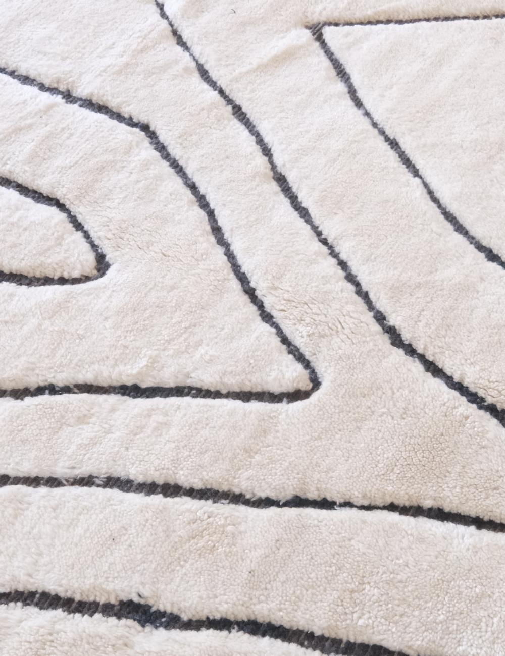 Marocain Grand tapis marocain moderne Beni M'Rirt avec design gravé en noir dans une laine crème en vente