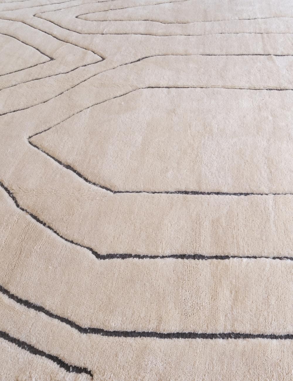 Tissage Grand tapis marocain moderne Beni M'Rirt avec design gravé en noir dans une laine crème en vente