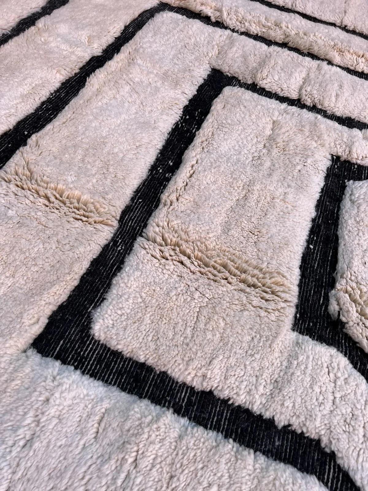 Tissage Grand tapis marocain moderne Beni M'Rirt avec design gravé en noir dans une laine crème en vente