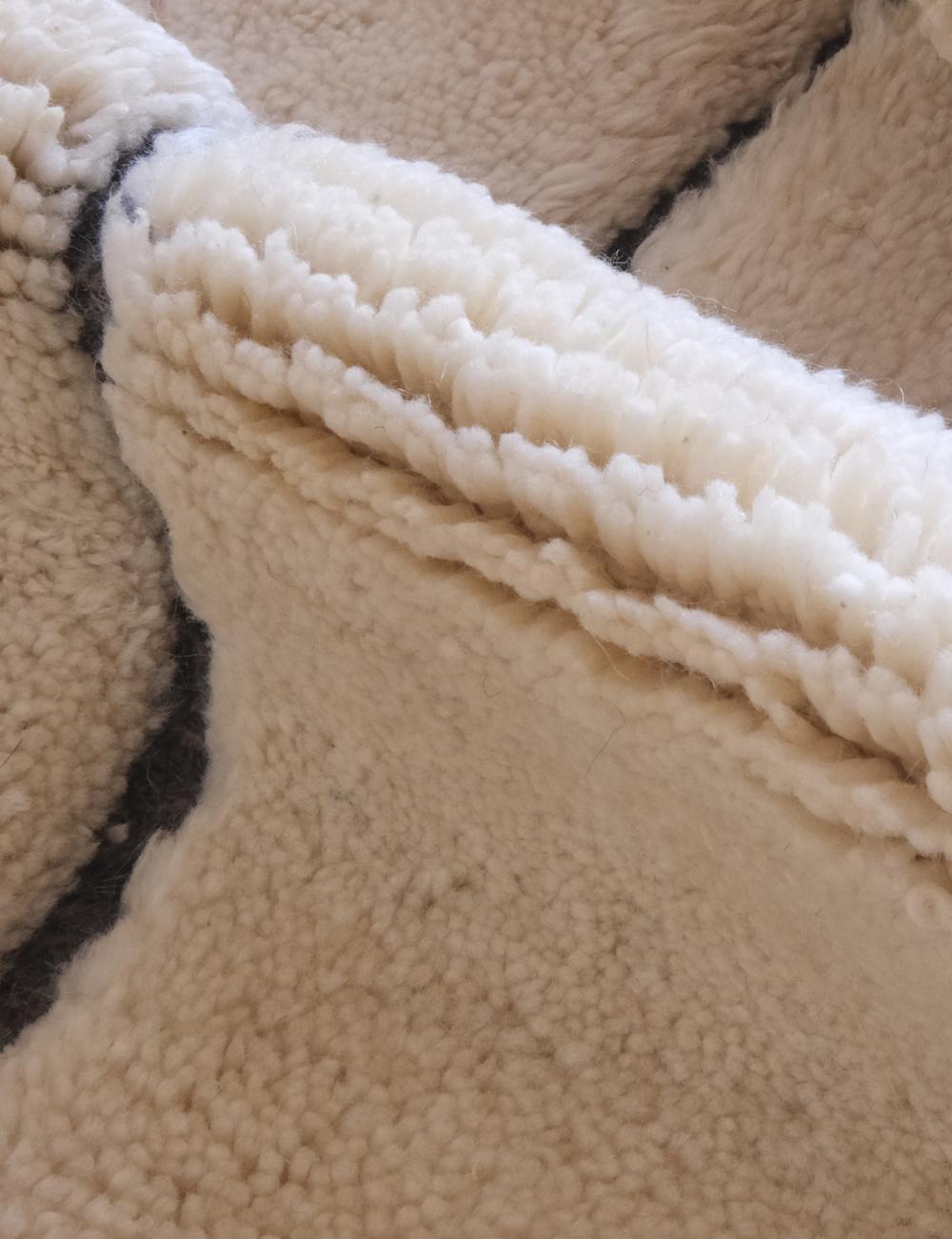 Grand tapis marocain moderne Beni M'Rirt avec design gravé en noir dans une laine crème Neuf - En vente à Los Angeles, CA