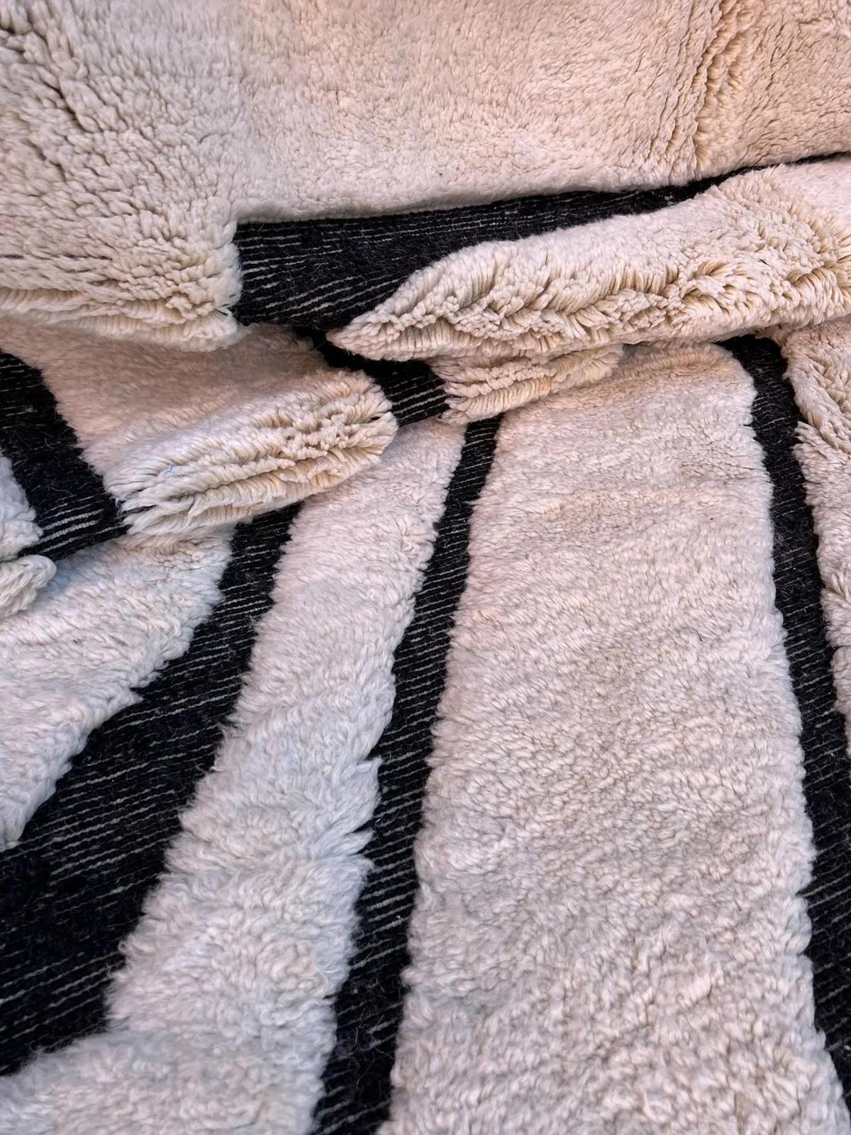 Grand tapis marocain moderne Beni M'Rirt avec design gravé en noir dans une laine crème Neuf - En vente à Los Angeles, CA