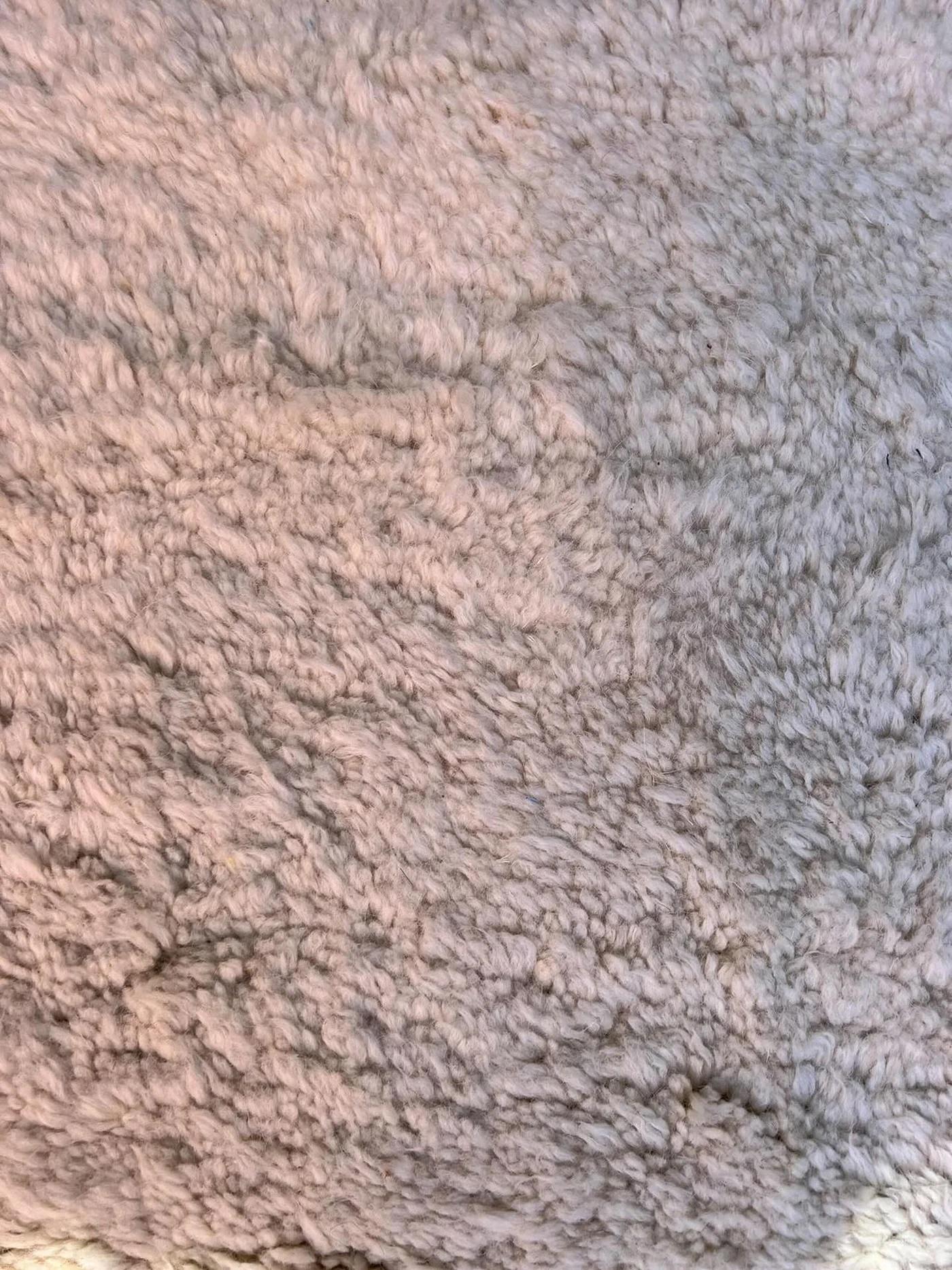 Grand tapis marocain moderne Beni M'Rirt avec design gravé en noir dans une laine crème Neuf - En vente à Los Angeles, CA