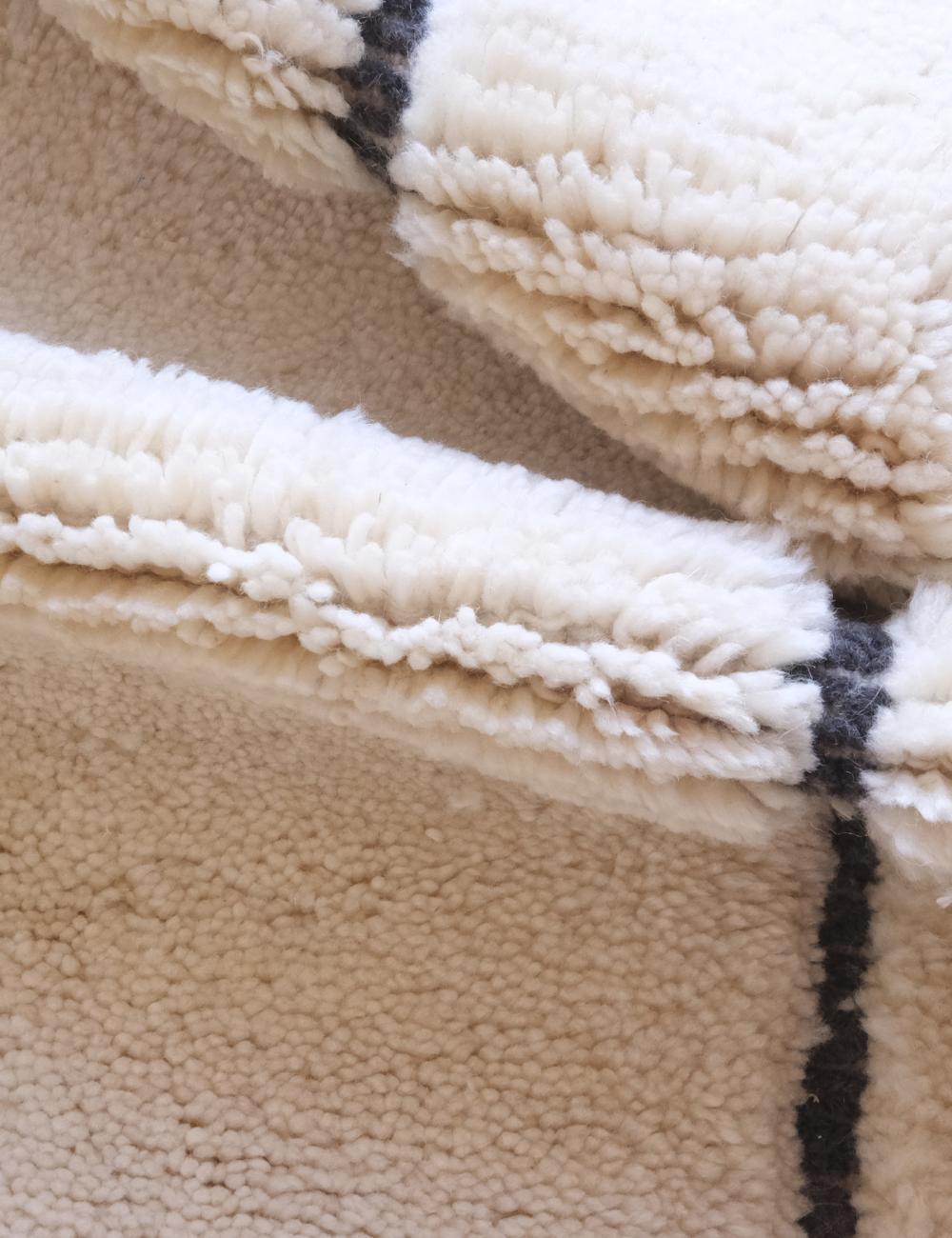 XXIe siècle et contemporain Grand tapis marocain moderne Beni M'Rirt avec design gravé en noir dans une laine crème en vente