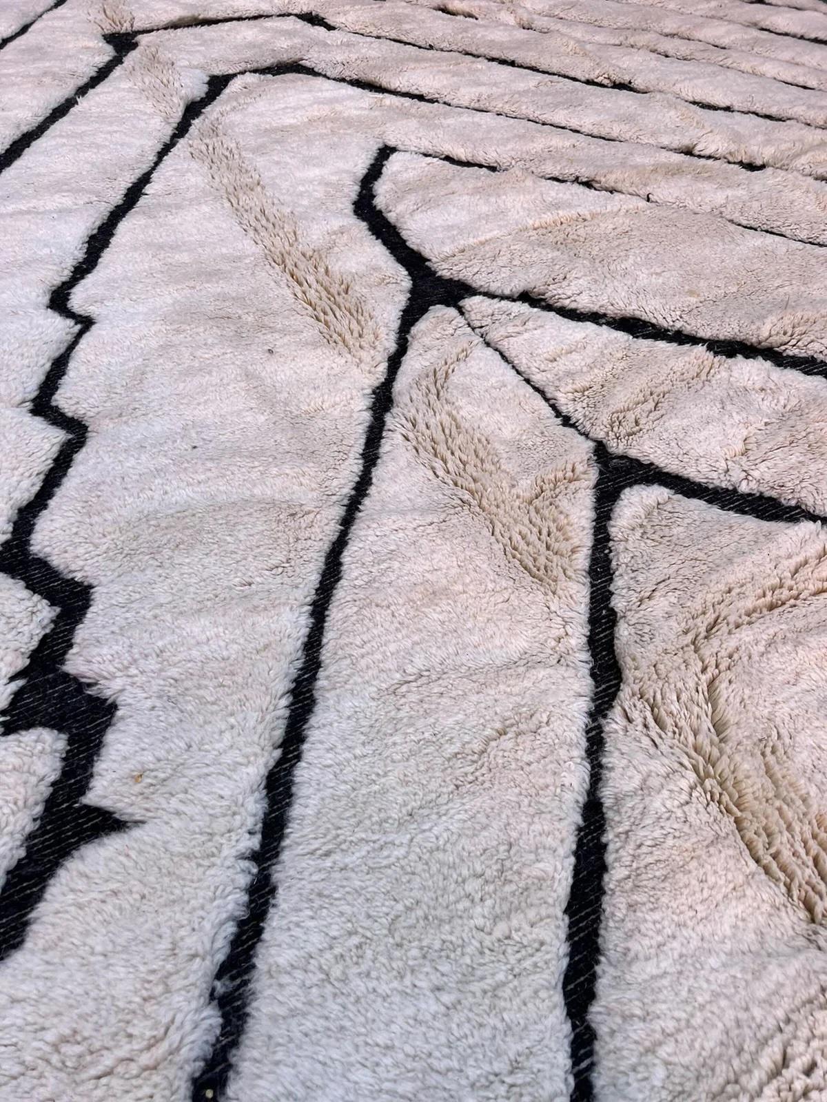 XXIe siècle et contemporain Grand tapis marocain moderne Beni M'Rirt avec design gravé en noir dans une laine crème en vente