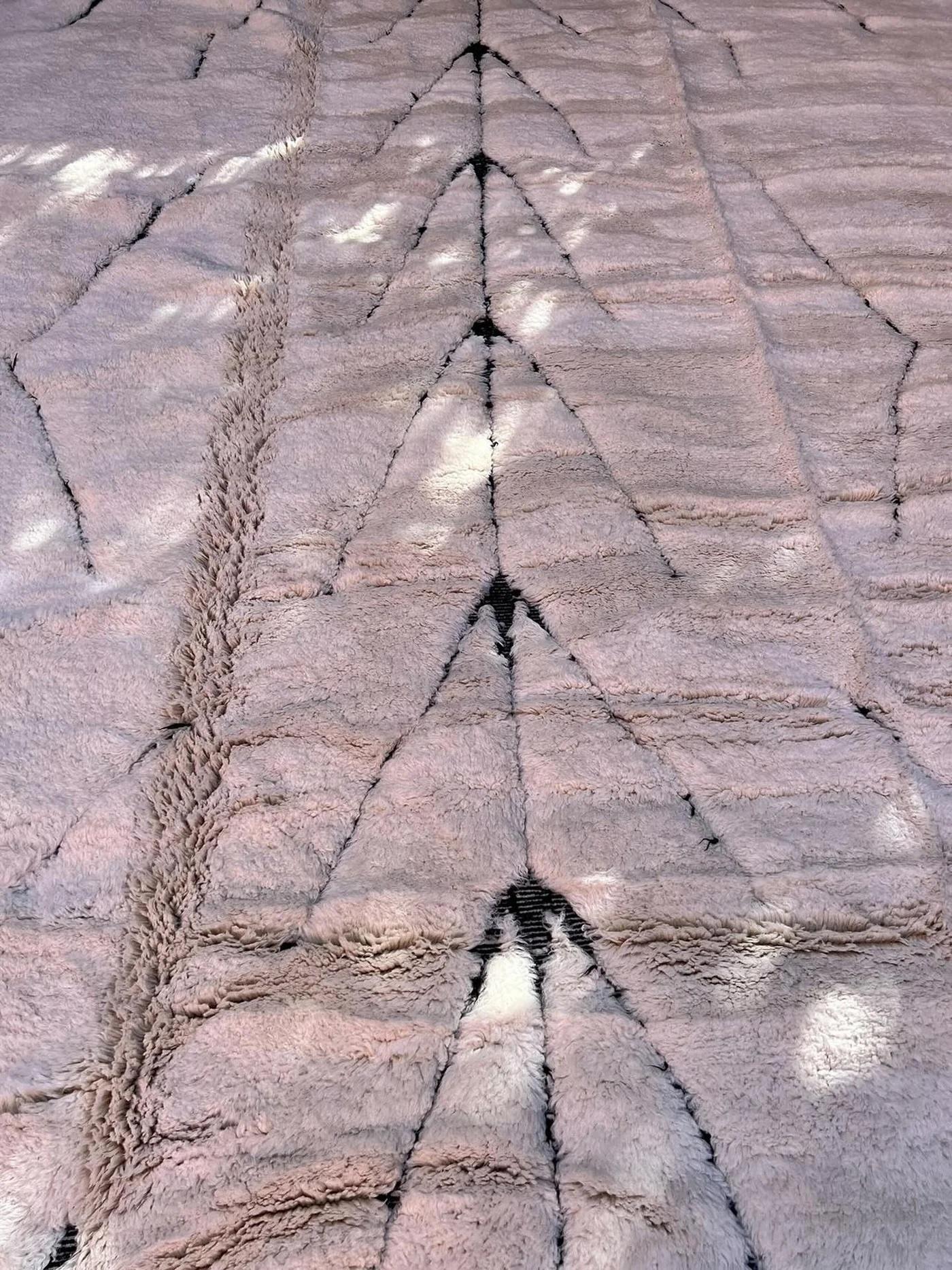 XXIe siècle et contemporain Grand tapis marocain moderne Beni M'Rirt avec design gravé en noir dans une laine crème en vente