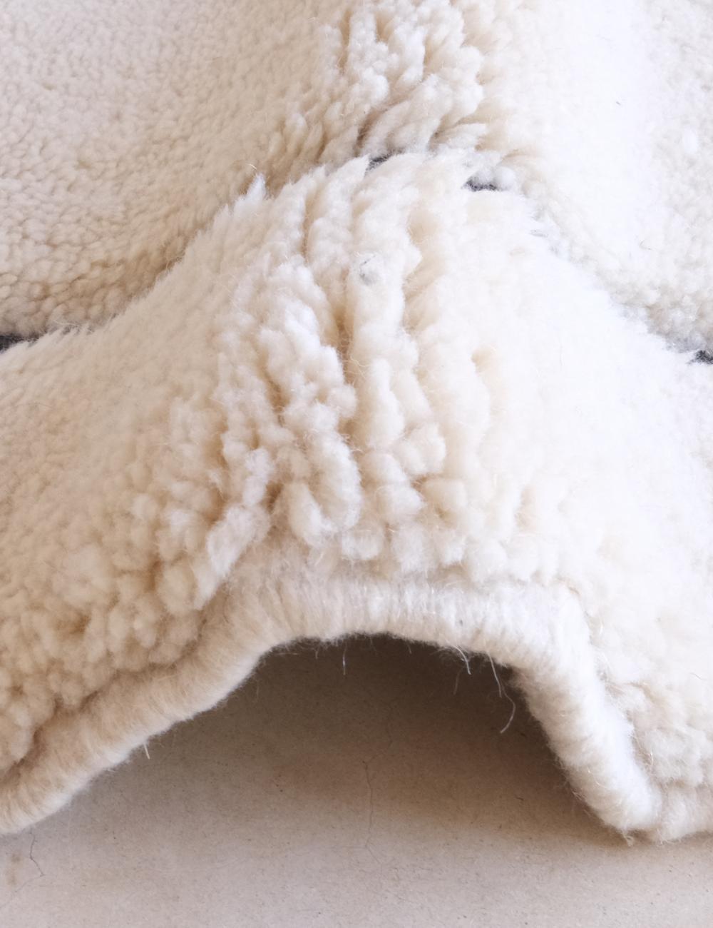 Laine Grand tapis marocain moderne Beni M'Rirt avec design gravé en noir dans une laine crème en vente